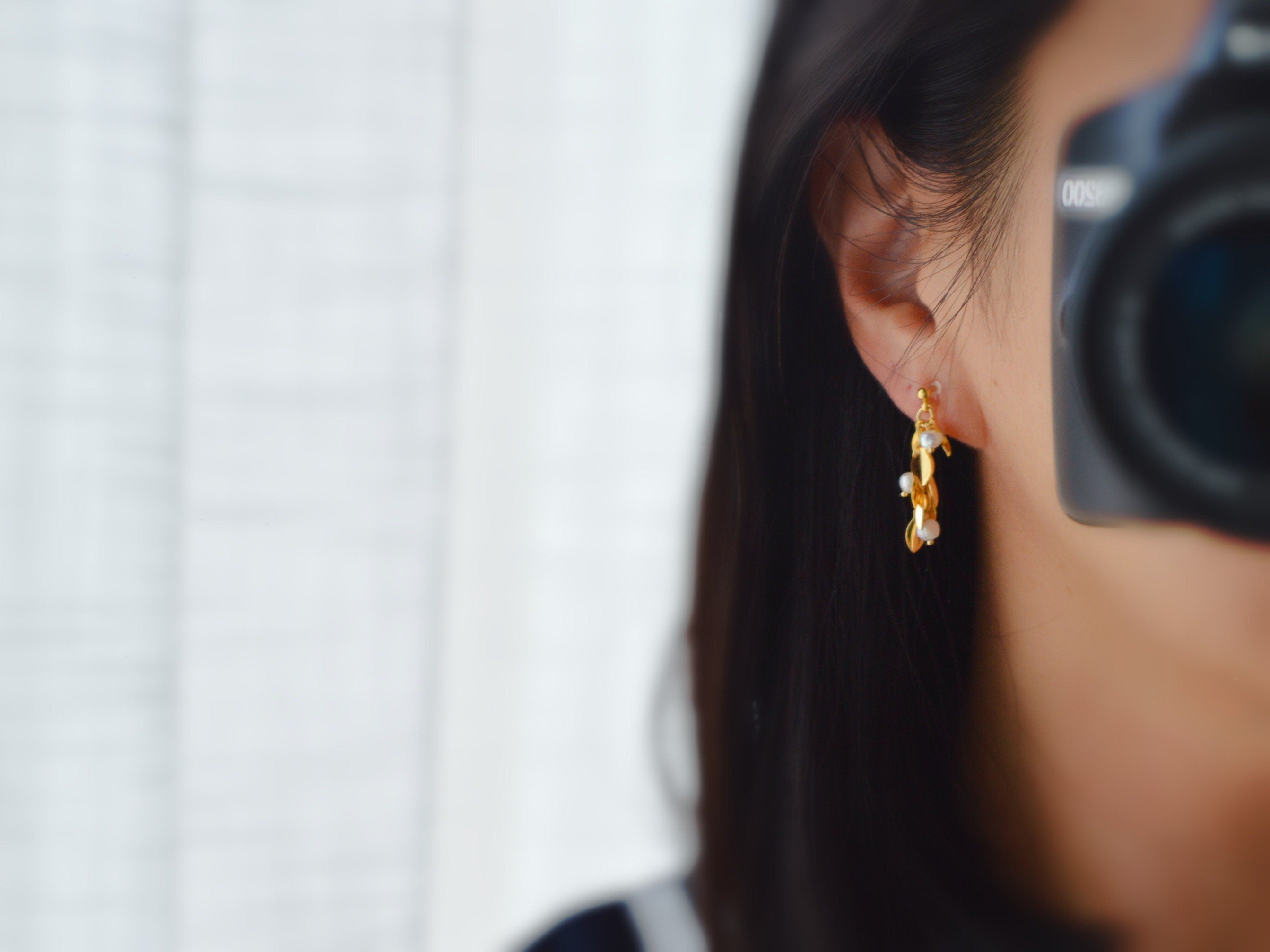 Boucles d'oreilles Clips INVISIBLES pendantes, Mini feuilles couleur or avec mini perles d'eau douce blanche.