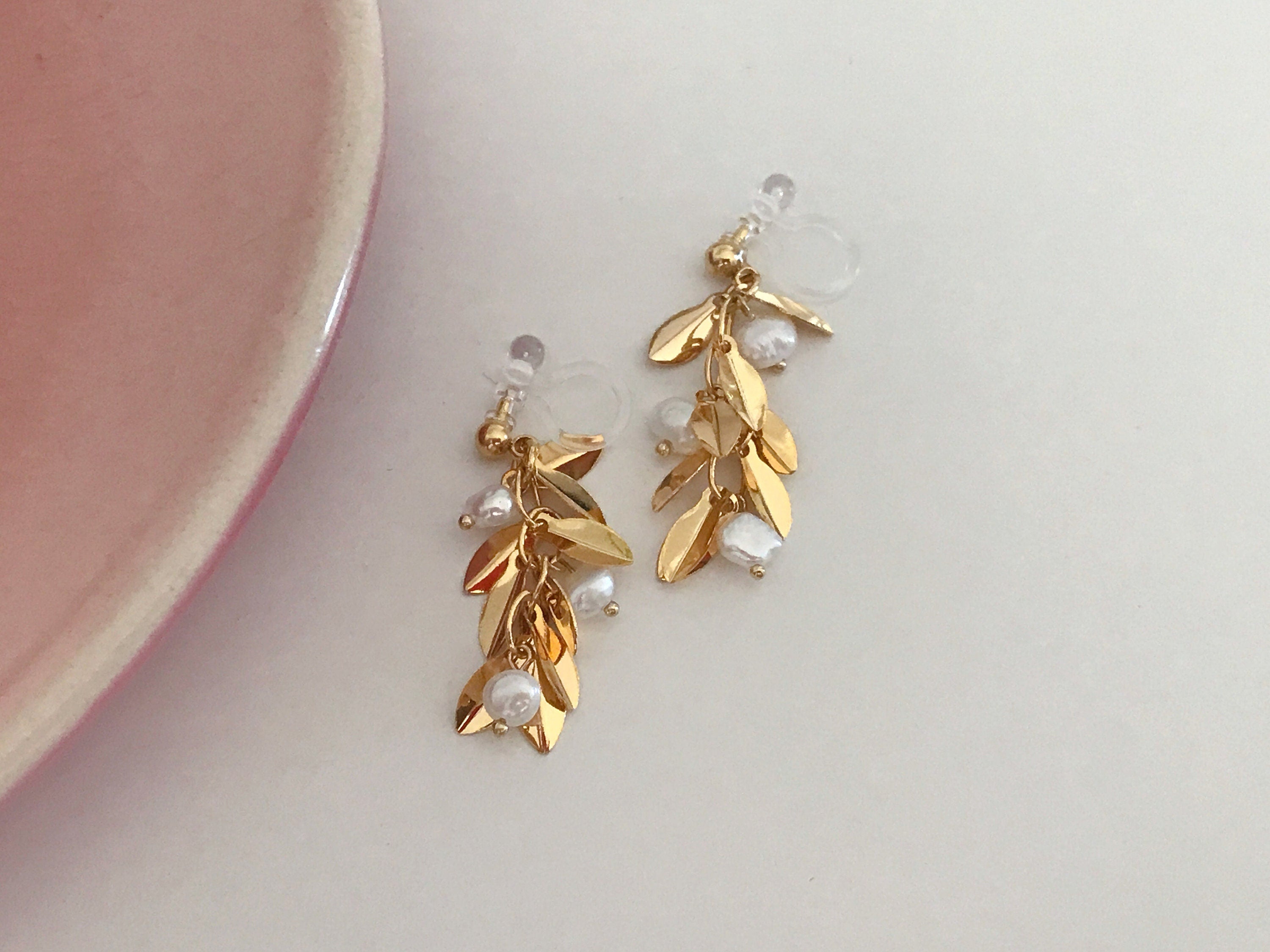 Boucles d'oreilles Clips INVISIBLES pendantes, Mini feuilles couleur or avec mini perles d'eau douce blanche.