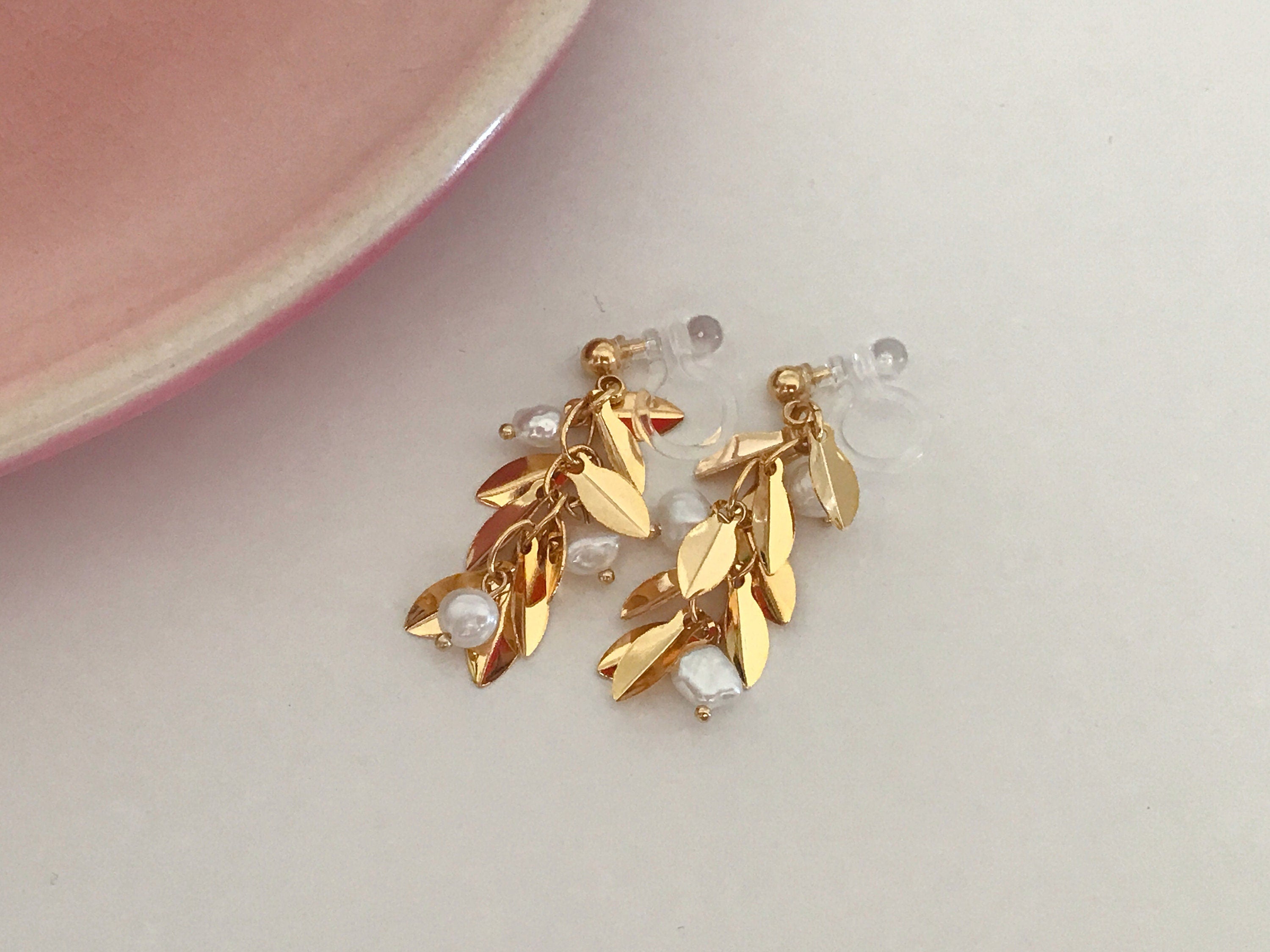 Boucles d'oreilles Clips INVISIBLES pendantes, Mini feuilles couleur or avec mini perles d'eau douce blanche.