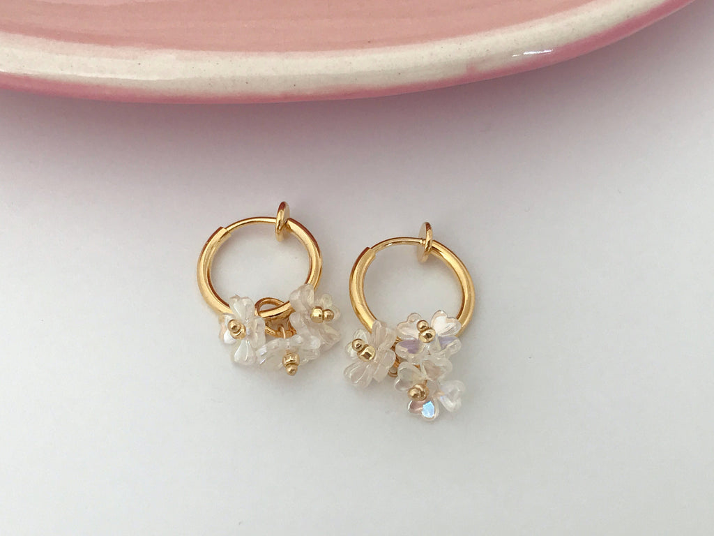 Clips d'oreille 2-EN-1 CLIPS anneaux doré. Mini perles fleur gris, très mignon Bijoux quotidien Anneaux 1.3cm