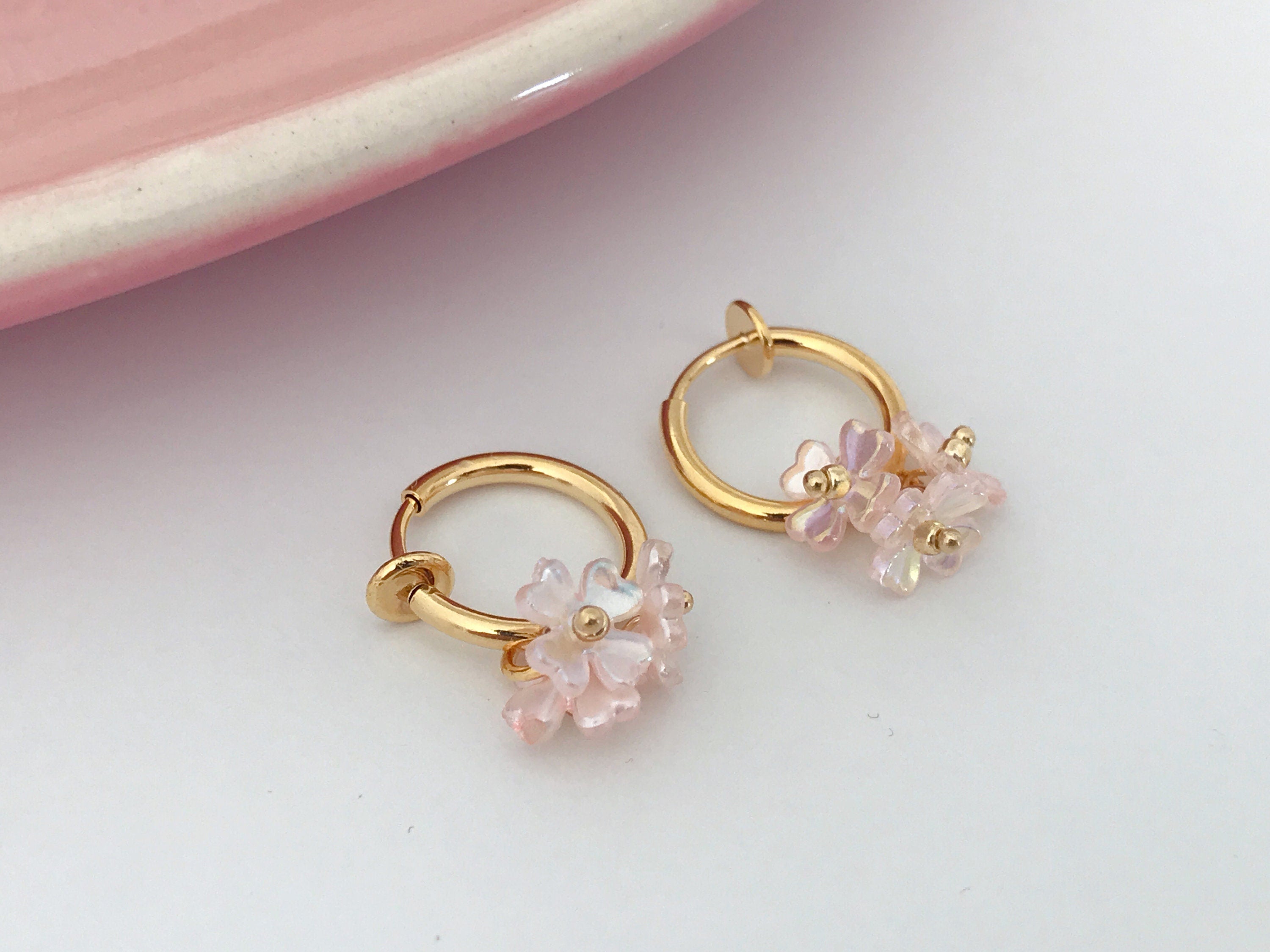 Clips d'oreille 2-EN-1 CLIPS anneaux doré. Mini perles fleur gris, très mignon Bijoux quotidien Anneaux 1.3cm