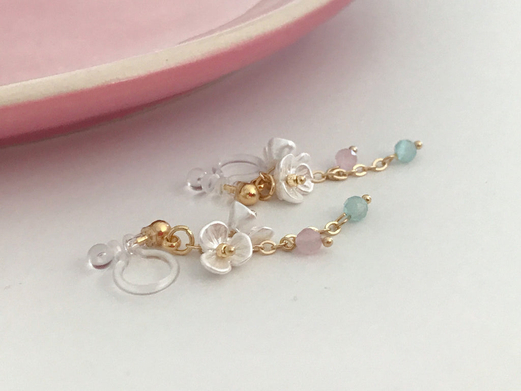 Boucles d'oreilles Clips INVISIBLES pendantes, Mini Perles facettes rose vert. Double Mini fleurs blanches. Clips d'oreilles confortable.
