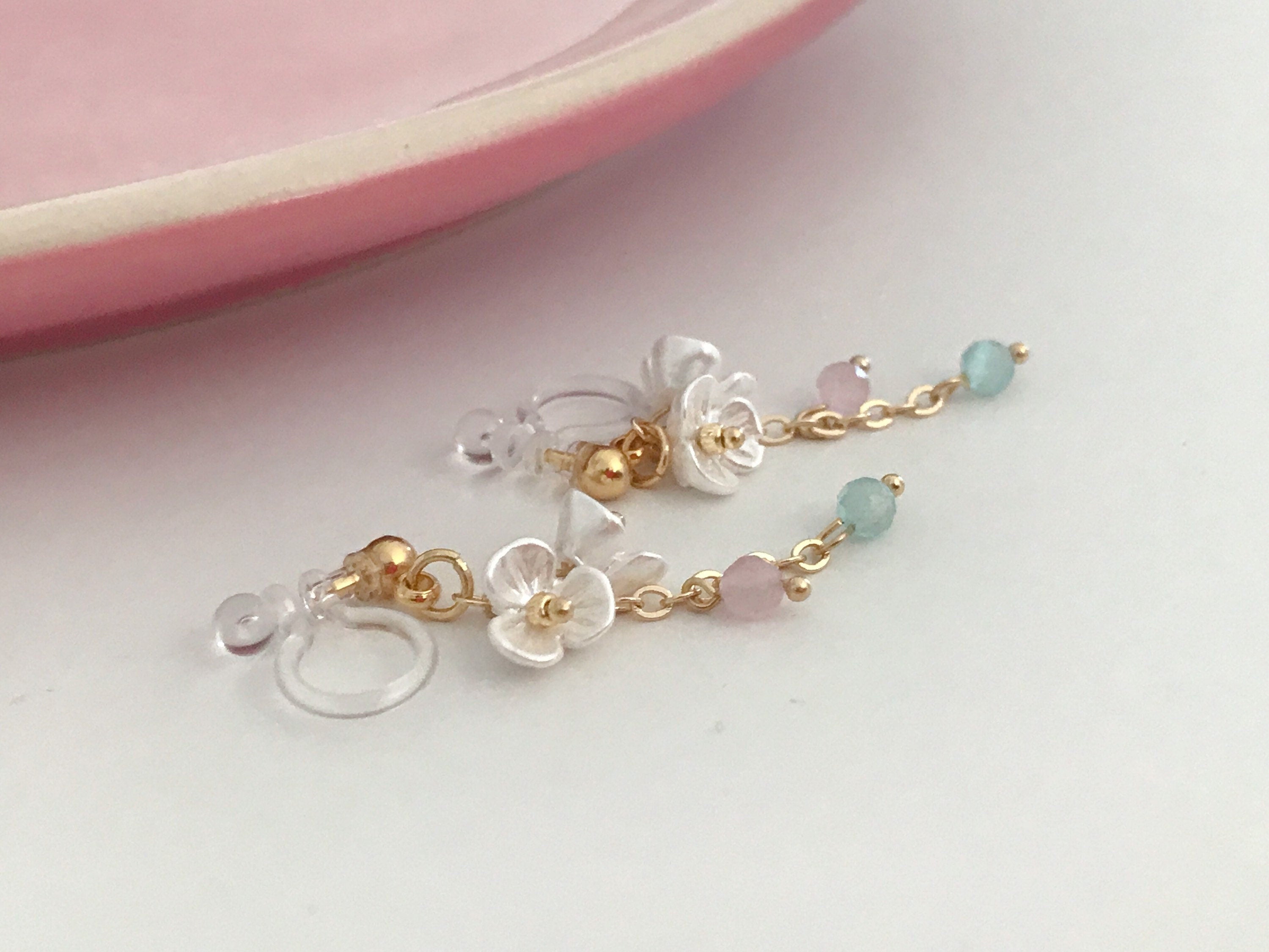 Boucles d'oreilles Clips INVISIBLES pendantes, Mini Perles facettes rose vert. Double Mini fleurs blanches. Clips d'oreilles confortable.