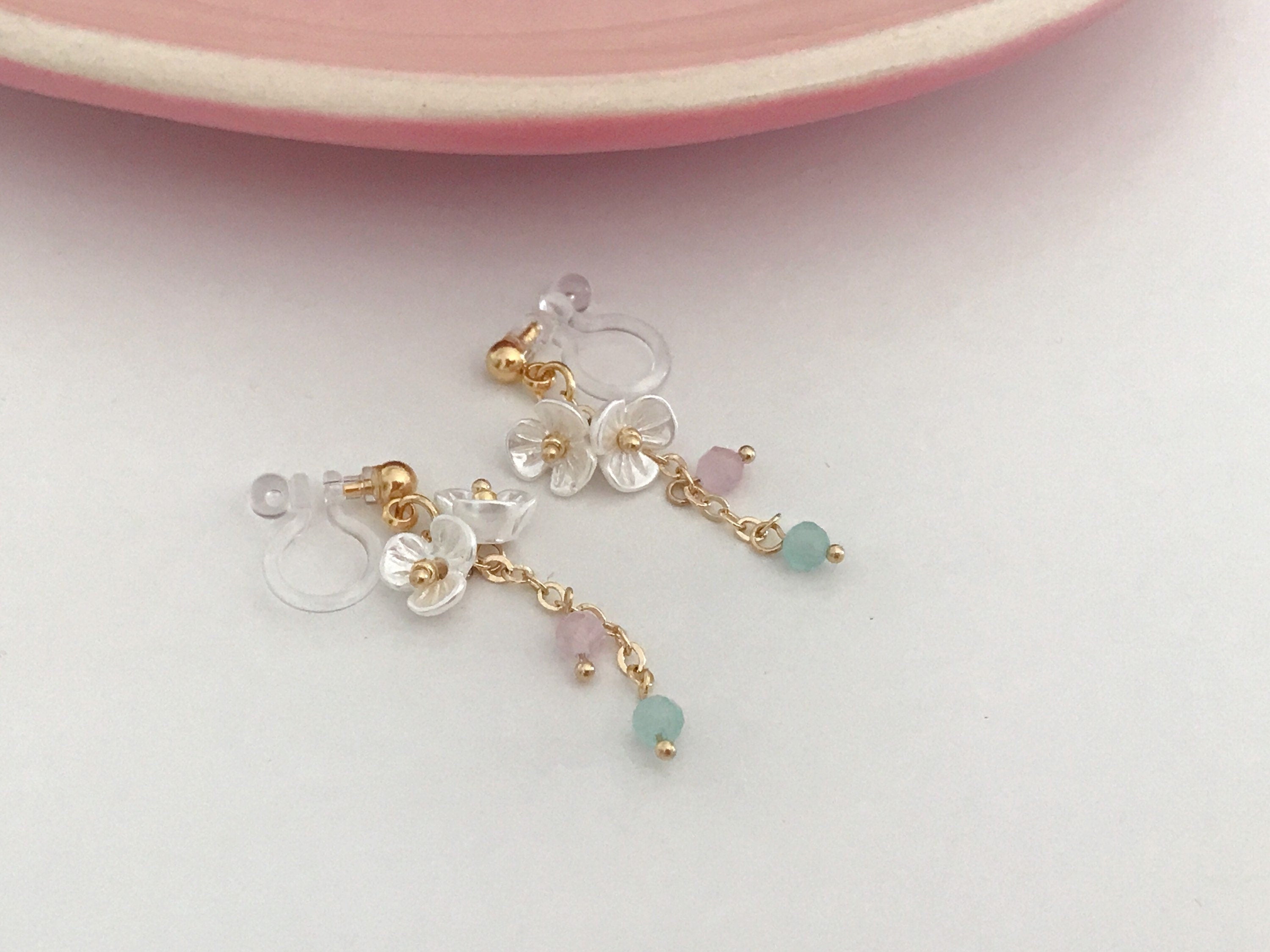 Boucles d'oreilles Clips INVISIBLES pendantes, Mini Perles facettes rose vert. Double Mini fleurs blanches. Clips d'oreilles confortable.