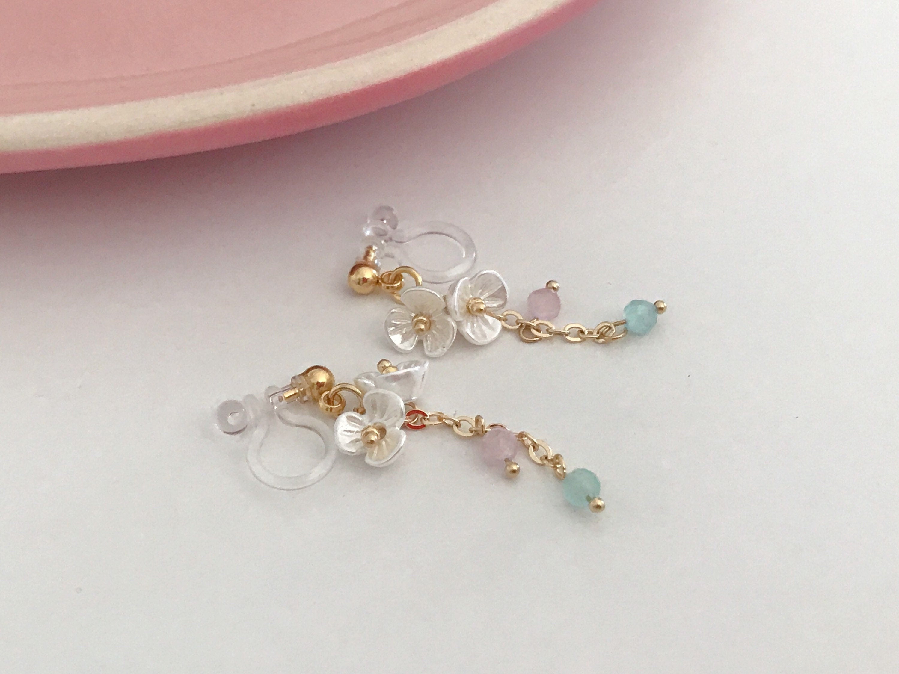 Boucles d'oreilles Clips INVISIBLES pendantes, Mini Perles facettes rose vert. Double Mini fleurs blanches. Clips d'oreilles confortable.