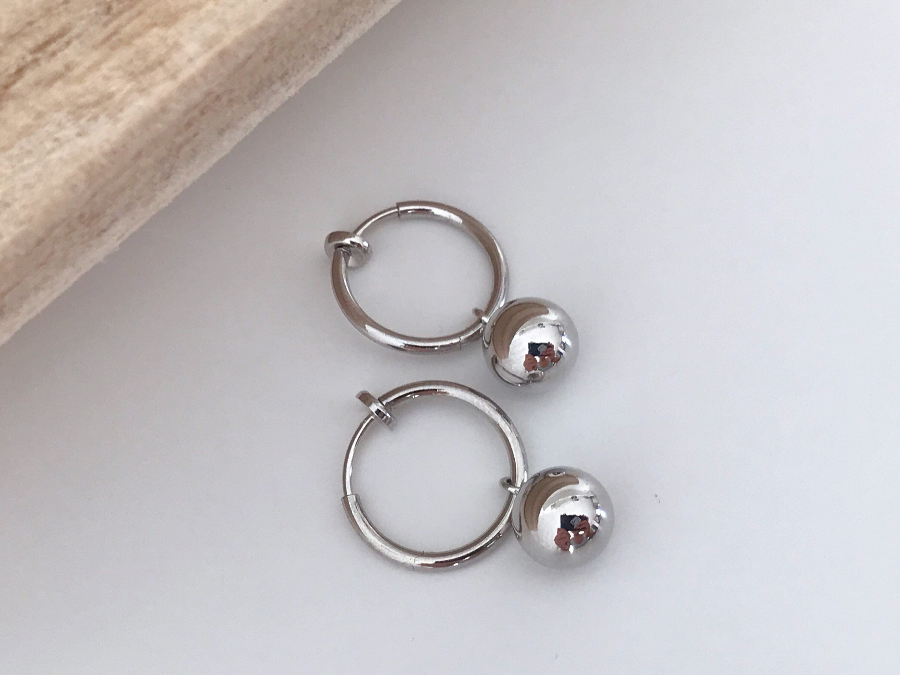 2 EN 1, Créoles Clips 13mm avec mini perle. Clips d'oreilles Anneaux argenté CLIPS Invisible confortable.