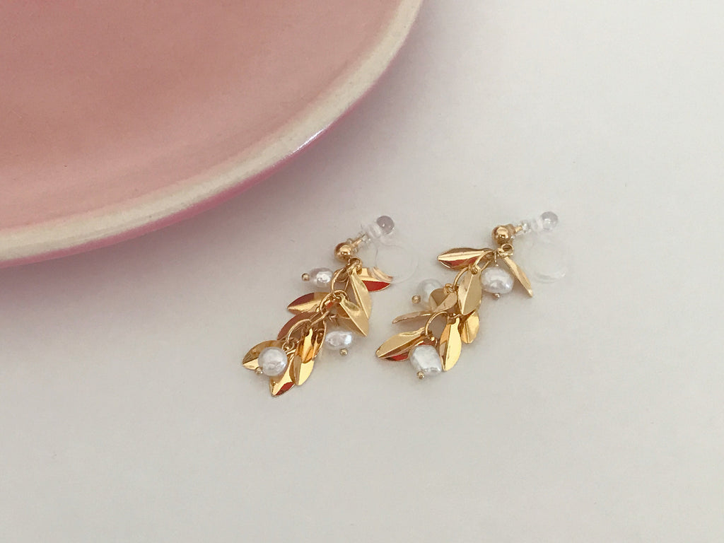 Boucles d'oreilles Clips INVISIBLES pendantes, Mini feuilles couleur or avec mini perles d'eau douce blanche.