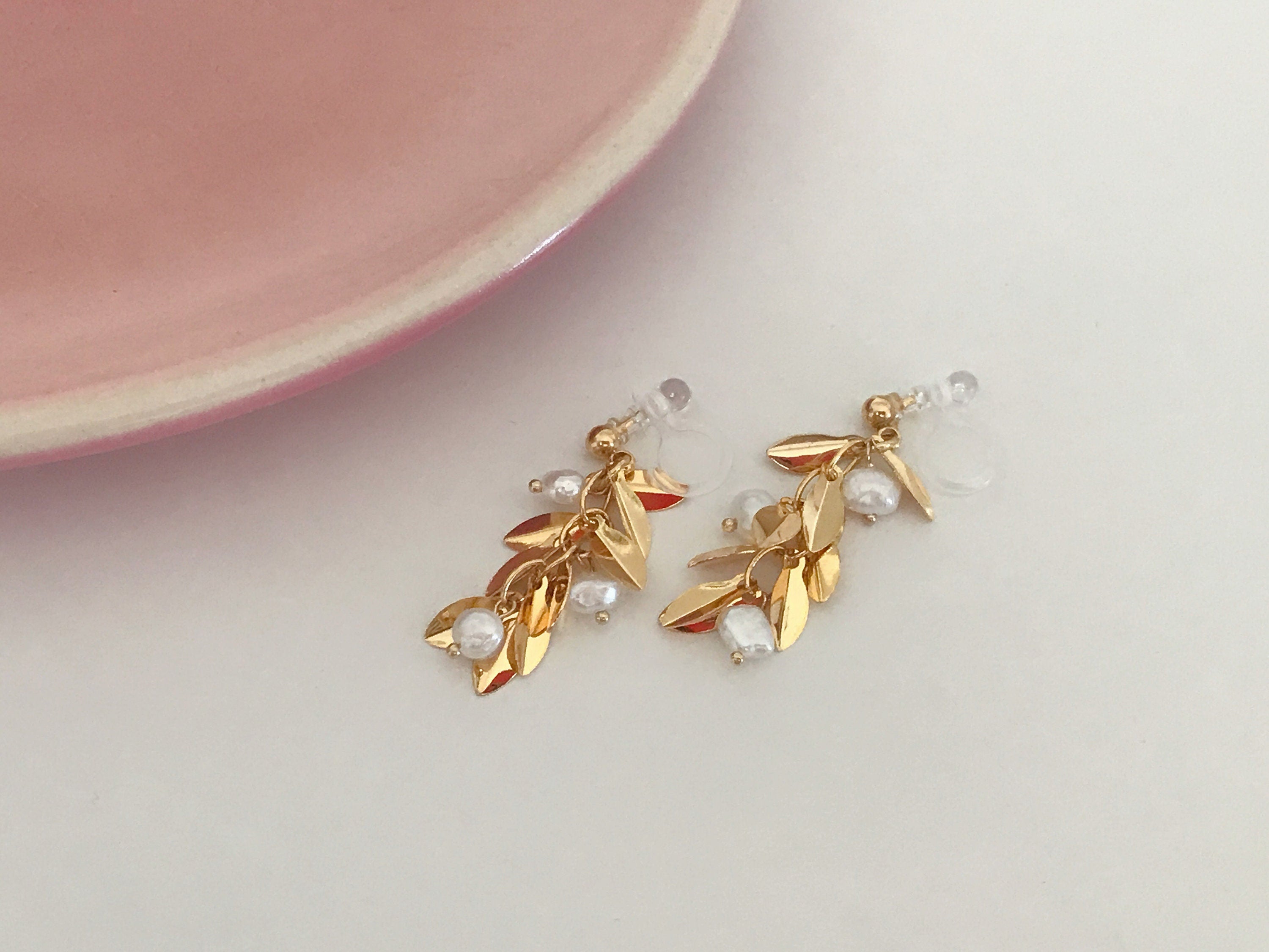 Boucles d'oreilles Clips INVISIBLES pendantes, Mini feuilles couleur or avec mini perles d'eau douce blanche.