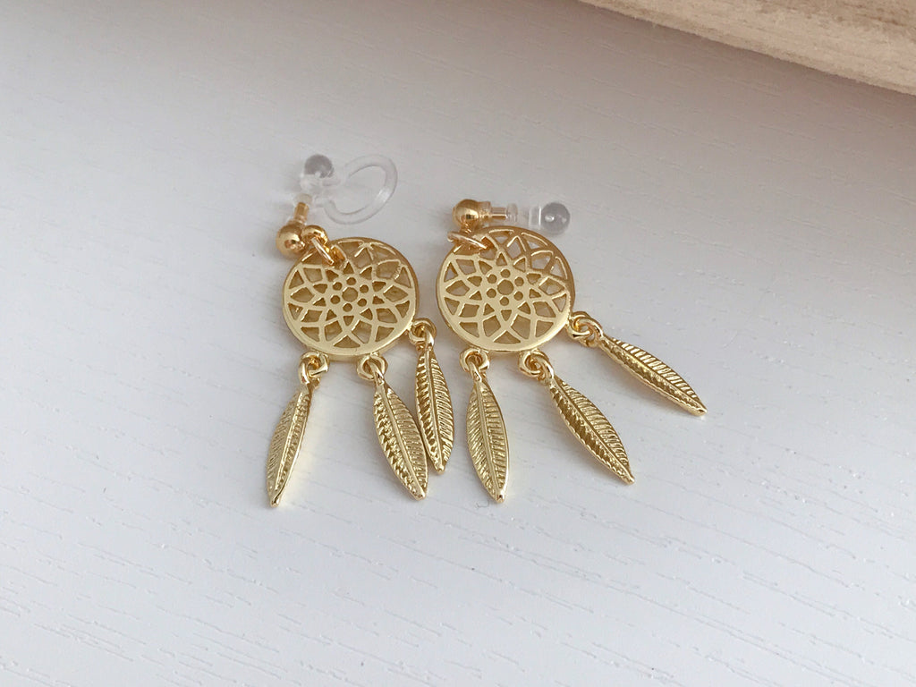 Boucles d'oreilles Clips INVISIBLES, Capteur de rêves Couleur argenté. Plume en métal. Clips d'oreilles. Bijoux quotidien. Prêt à offrir.