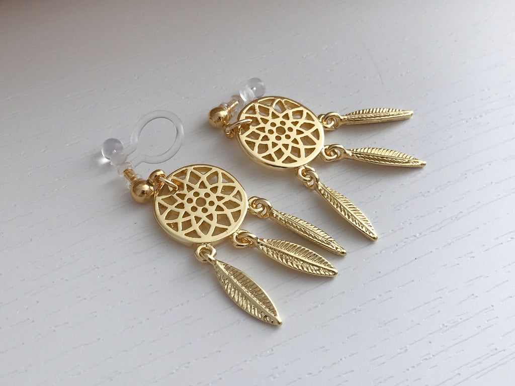 Boucles d'oreilles Clips INVISIBLES, Capteur de rêves Couleur argenté. Plume en métal. Clips d'oreilles. Bijoux quotidien. Prêt à offrir.