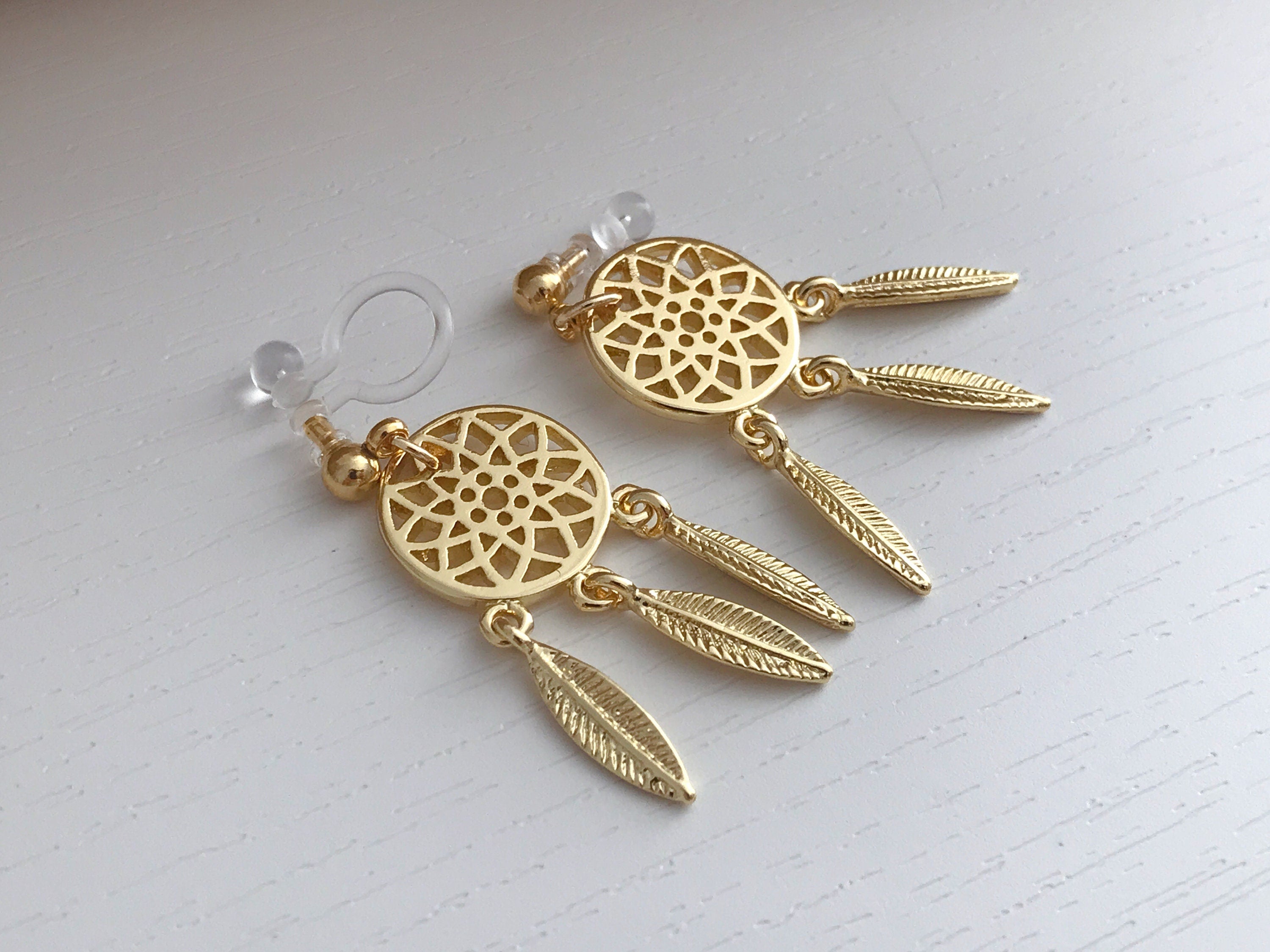 Boucles d'oreilles Clips INVISIBLES, Capteur de rêves Couleur argenté. Plume en métal. Clips d'oreilles. Bijoux quotidien. Prêt à offrir.