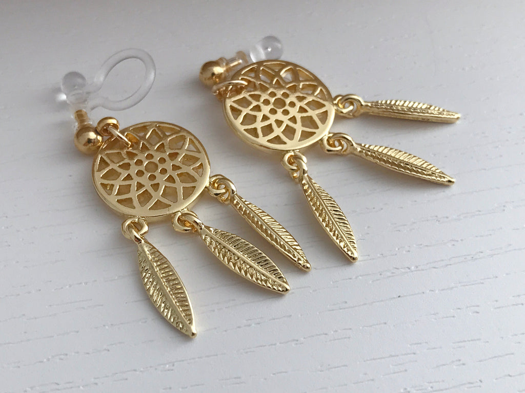 Boucles d'oreilles Clips INVISIBLES, Capteur de rêves Couleur argenté. Plume en métal. Clips d'oreilles. Bijoux quotidien. Prêt à offrir.