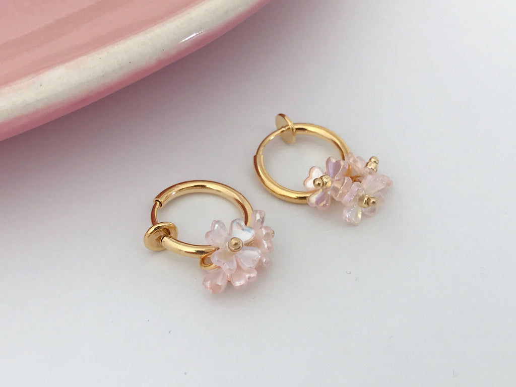 Clips d'oreille 2-EN-1 CLIPS anneaux doré. Mini perles fleur gris, très mignon Bijoux quotidien Anneaux 1.3cm