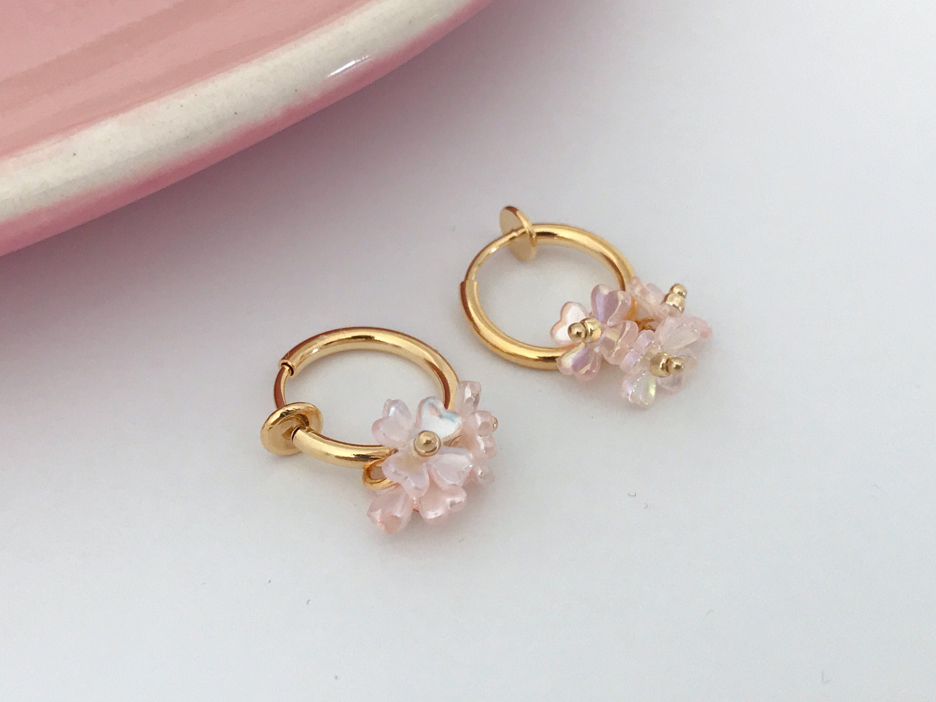 Clips d'oreille 2-EN-1 CLIPS anneaux doré. Mini perles fleur gris, très mignon Bijoux quotidien Anneaux 1.3cm