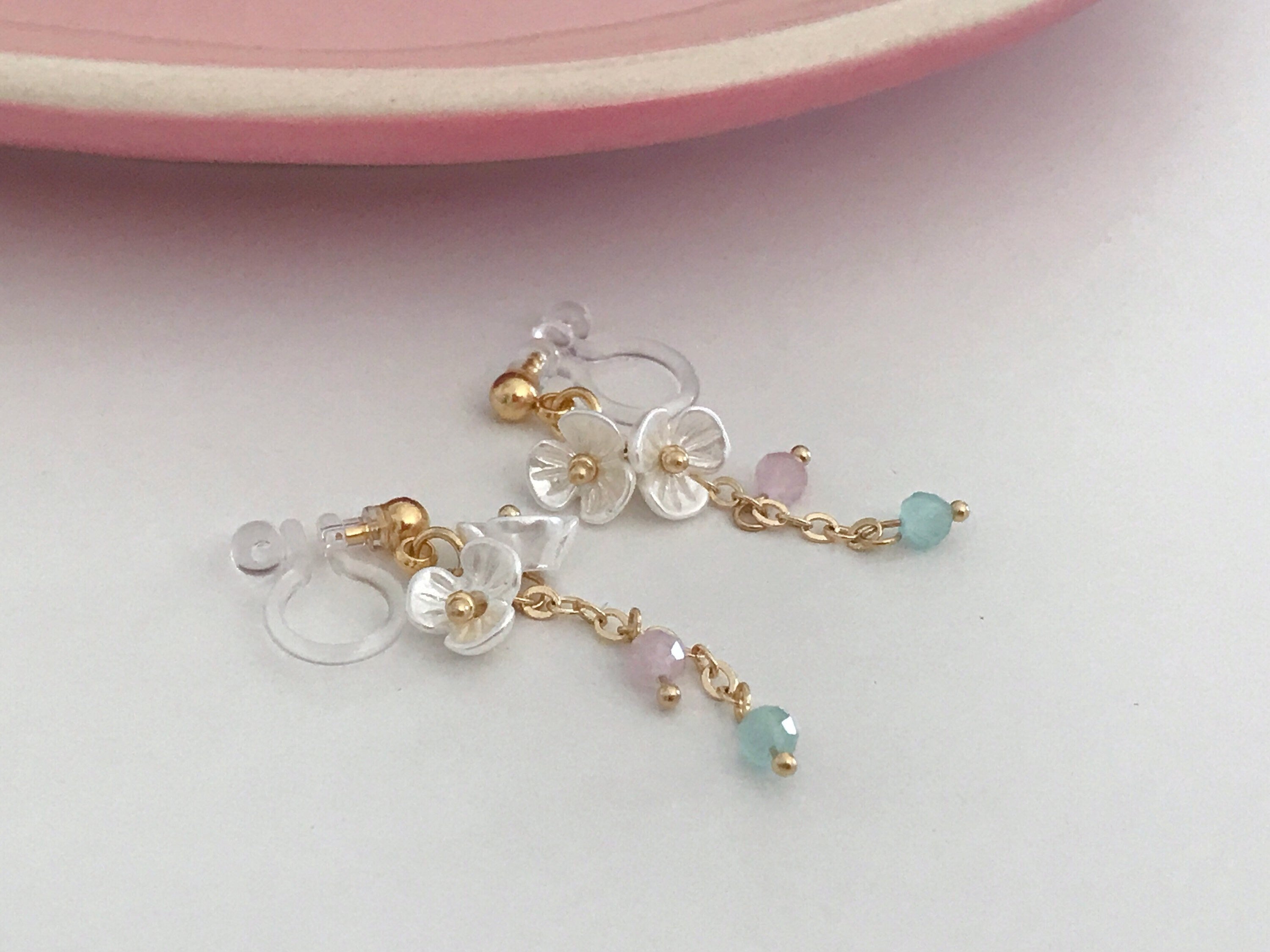 Boucles d'oreilles Clips INVISIBLES pendantes, Mini Perles facettes rose vert. Double Mini fleurs blanches. Clips d'oreilles confortable.