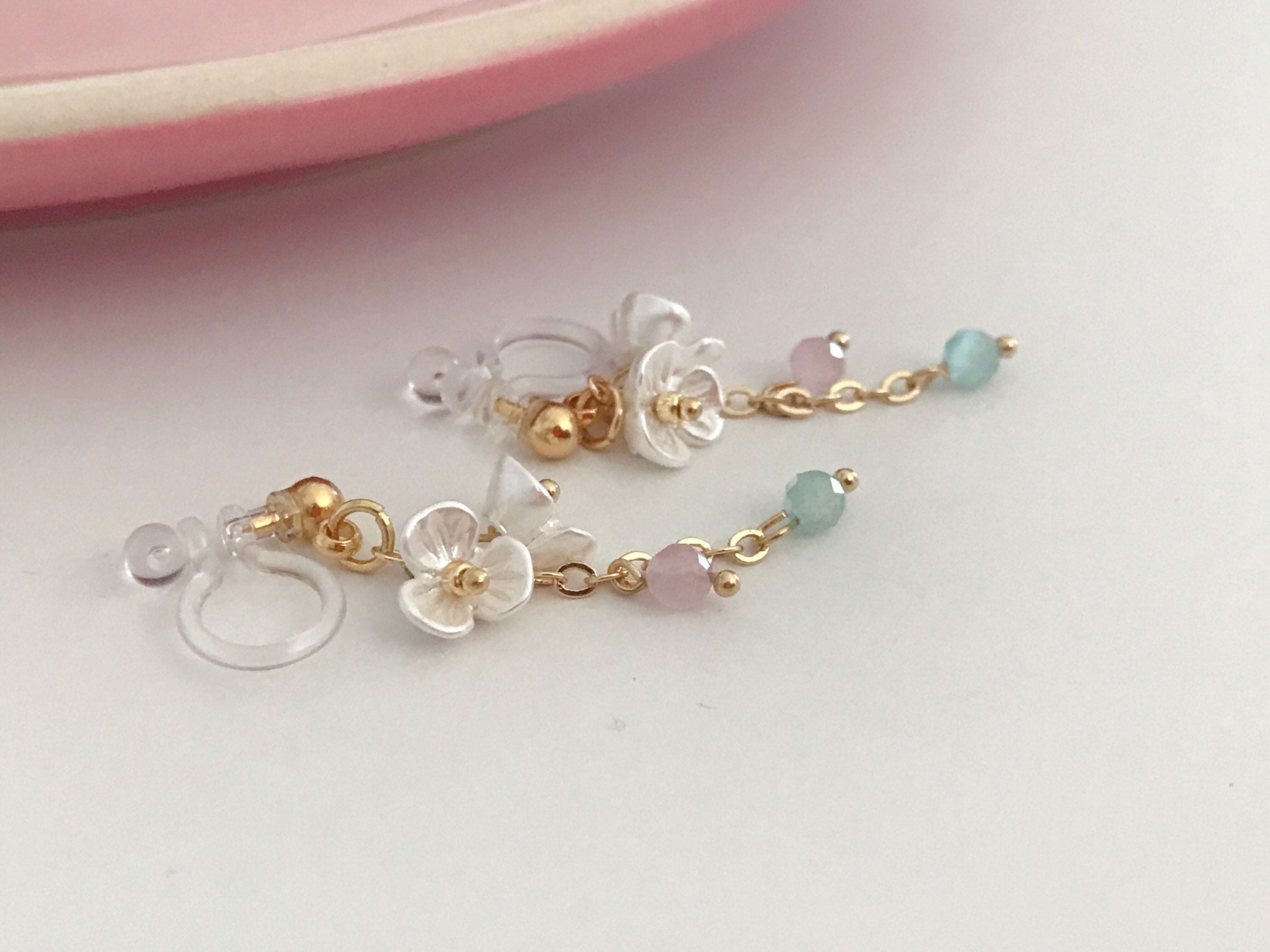 Boucles d'oreilles Clips INVISIBLES pendantes, Mini Perles facettes rose vert. Double Mini fleurs blanches. Clips d'oreilles confortable.