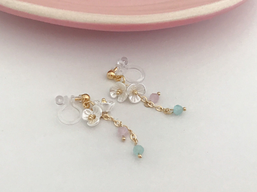 Boucles d'oreilles Clips INVISIBLES pendantes, Mini Perles facettes rose vert. Double Mini fleurs blanches. Clips d'oreilles confortable.