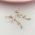 Boucles d'oreilles Clips INVISIBLES pendantes, Mini Perles facettes rose vert. Double Mini fleurs blanches. Clips d'oreilles confortable.