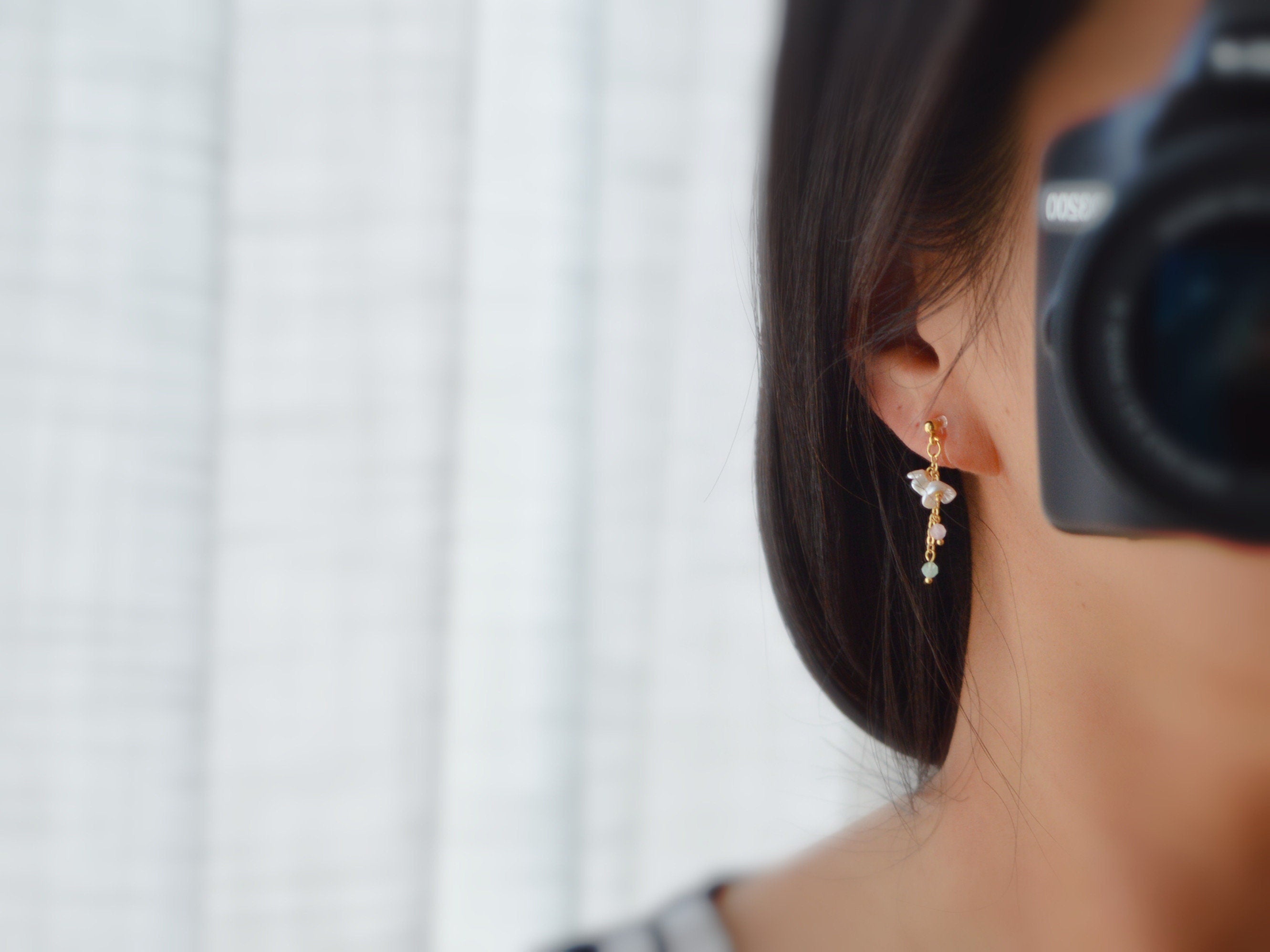 Boucles d'oreilles Clips INVISIBLES pendantes, Mini Perles facettes rose vert. Double Mini fleurs blanches. Clips d'oreilles confortable.