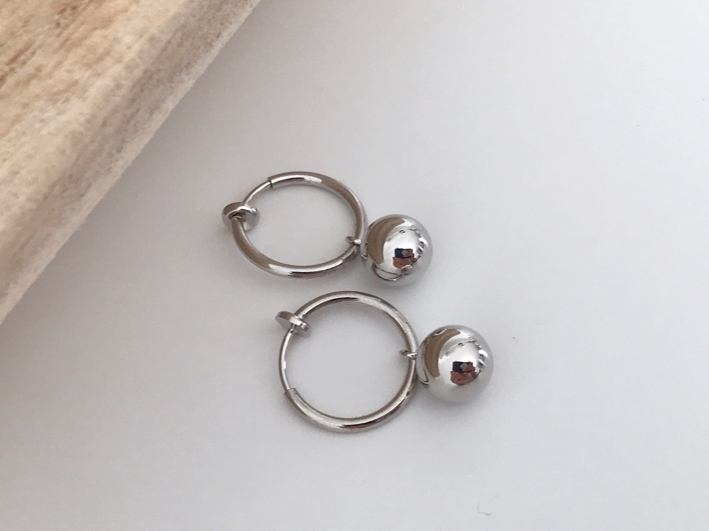 2 EN 1, Créoles Clips 13mm avec mini perle. Clips d'oreilles Anneaux argenté CLIPS Invisible confortable.