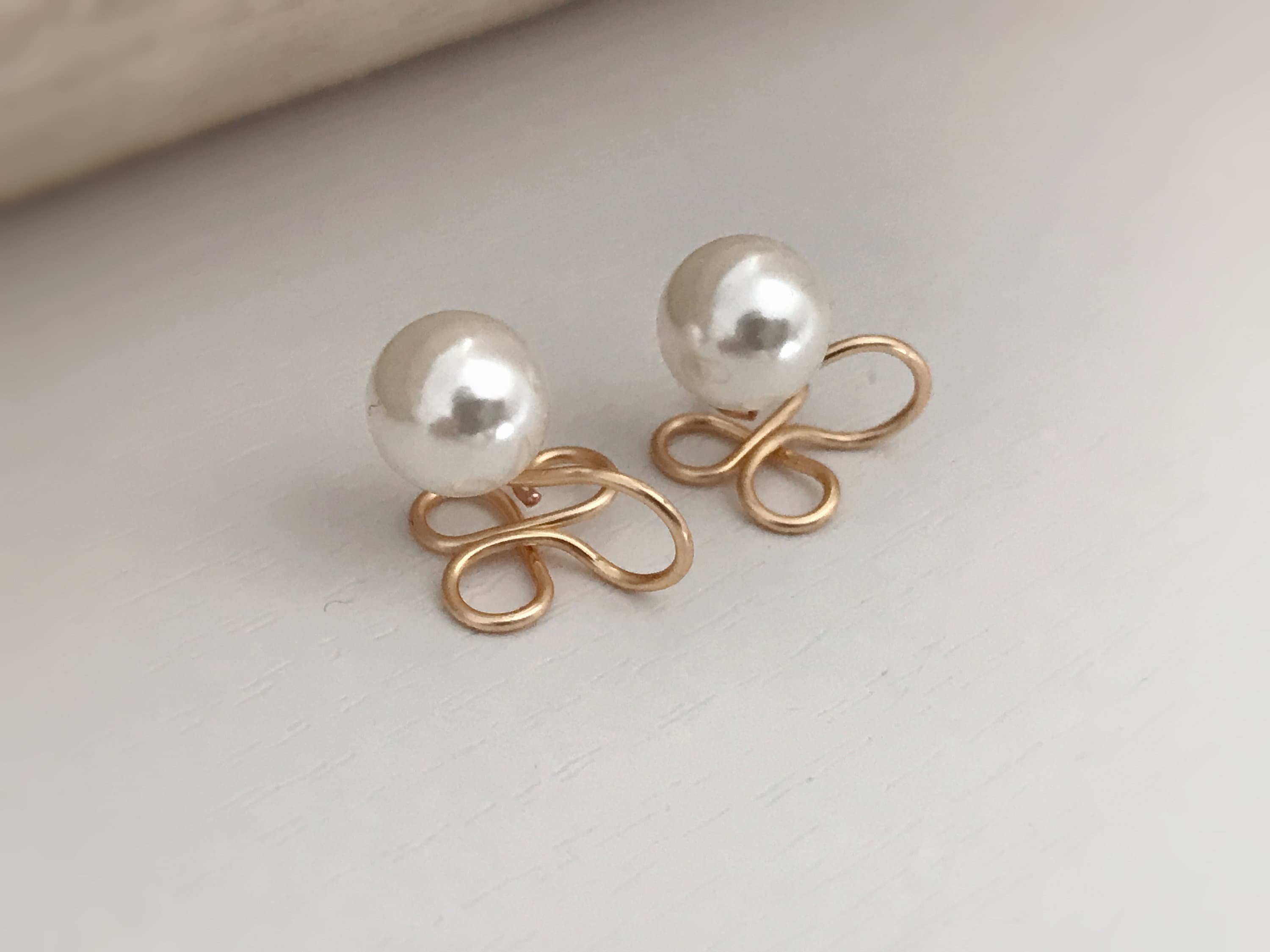 SANS DOULEUR !! Boucles d'oreilles CLIPS U en forme de trèfle à 4 ou 3 feuilles, Perle blanche /Rose / Gris. Boucles Délicates