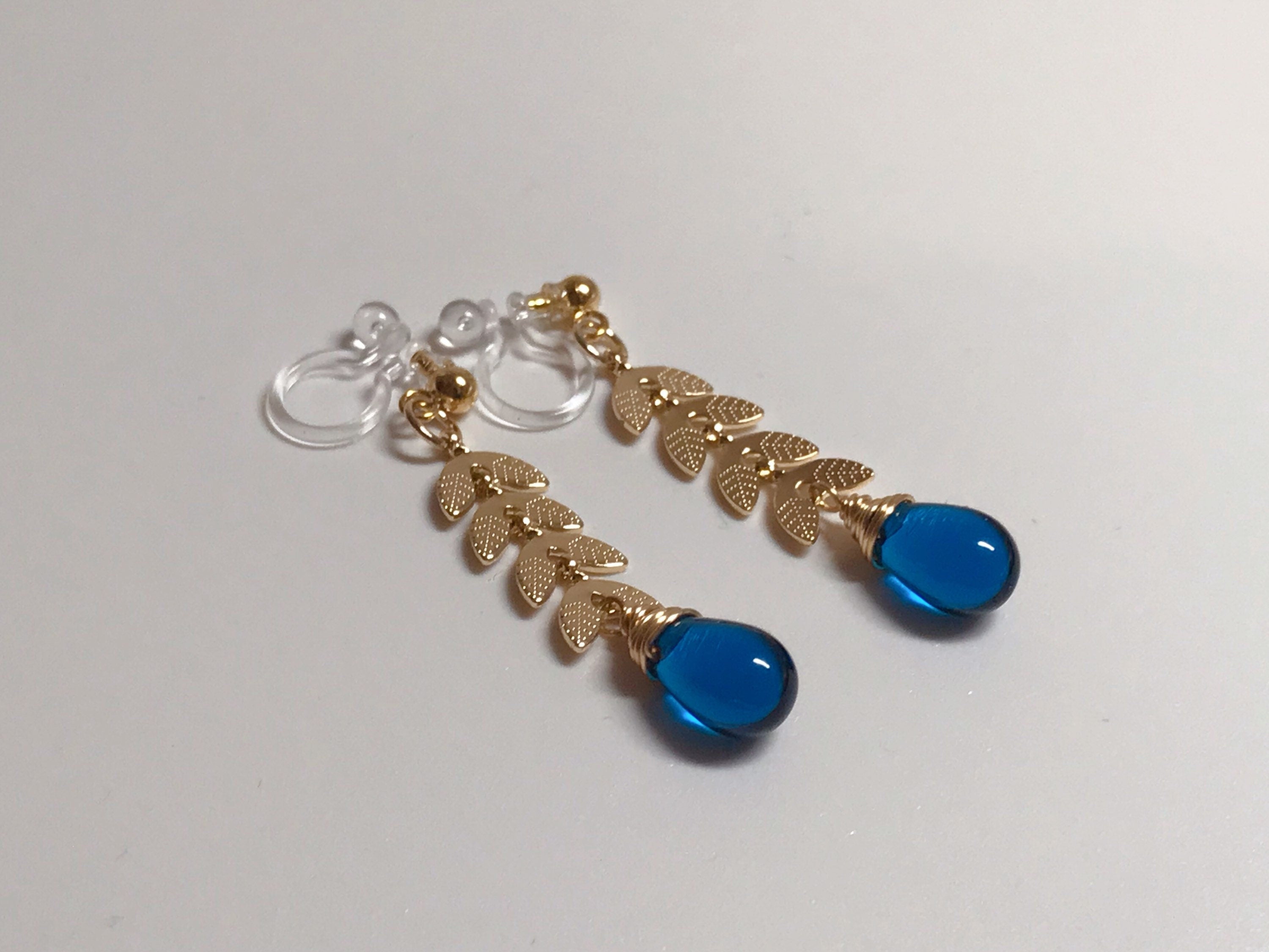 Boucles d'oreilles pendantes CLIPS INVISIBLES couleur doré, Chaîne feuilles, Perle goutte d'eau émeraude vert / Vert poan, bijoux quotidien.