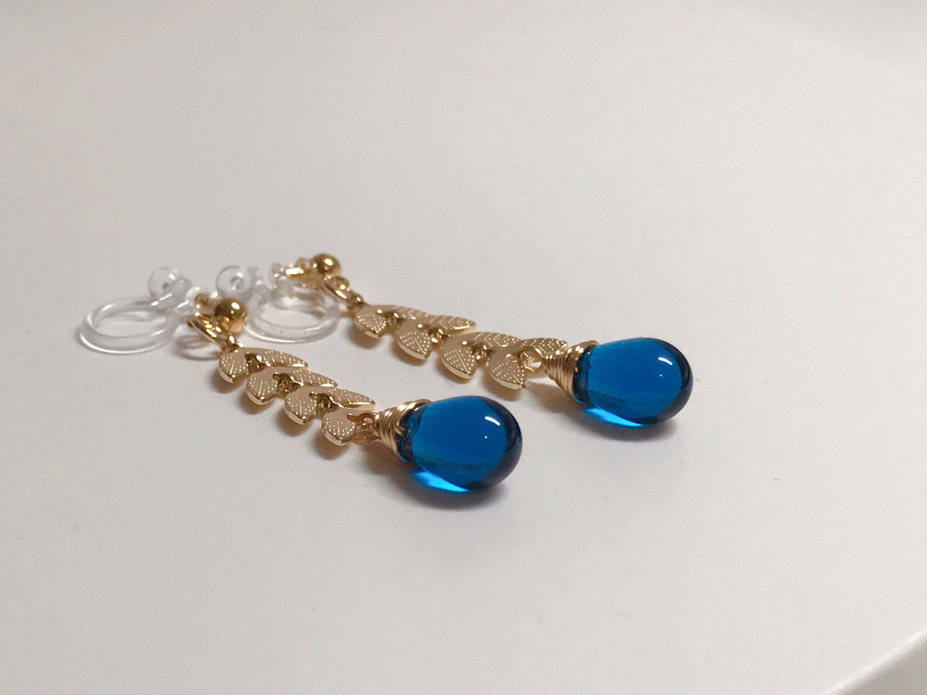 Boucles d'oreilles pendantes CLIPS INVISIBLES couleur doré, Chaîne feuilles, Perle goutte d'eau émeraude vert / Vert poan, bijoux quotidien.