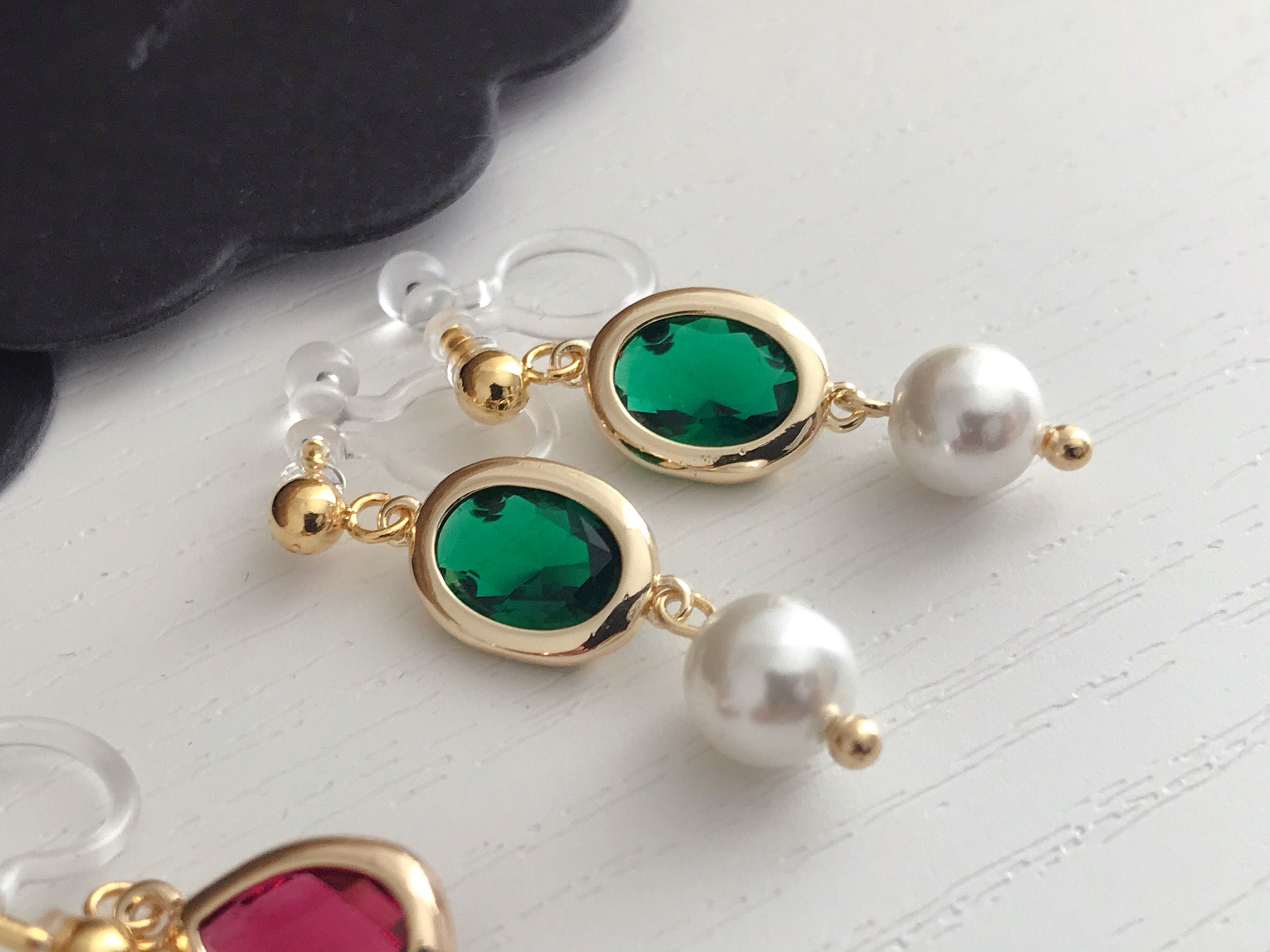 Perles goutte d'eau rouges, Perles ovales vertes avec perle blanche. Clips invisibles doré. Cadeaux Noël Emballage Prêt à offrir