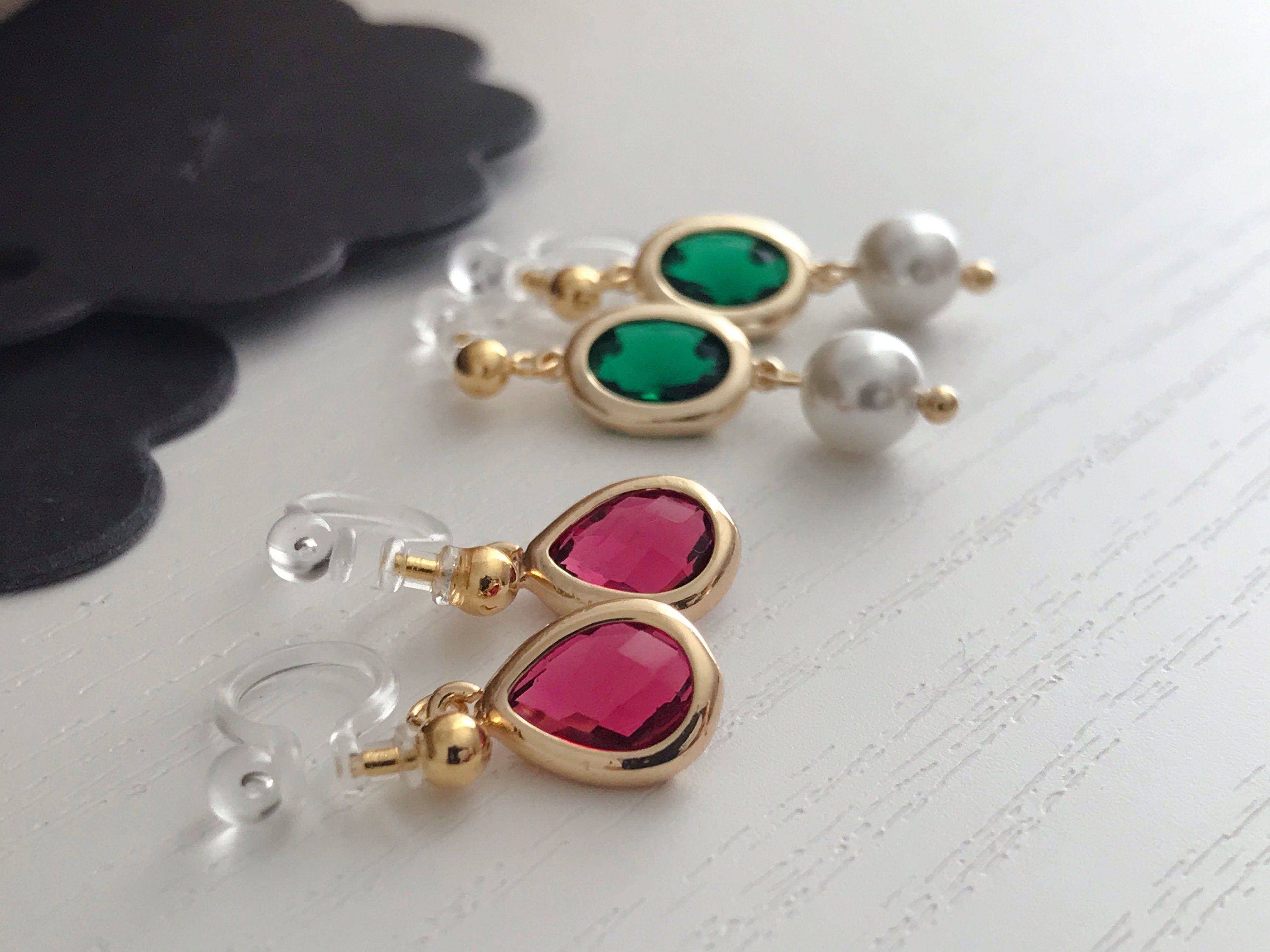 Perles goutte d'eau rouges, Perles ovales vertes avec perle blanche. Clips invisibles doré. Cadeaux Noël Emballage Prêt à offrir