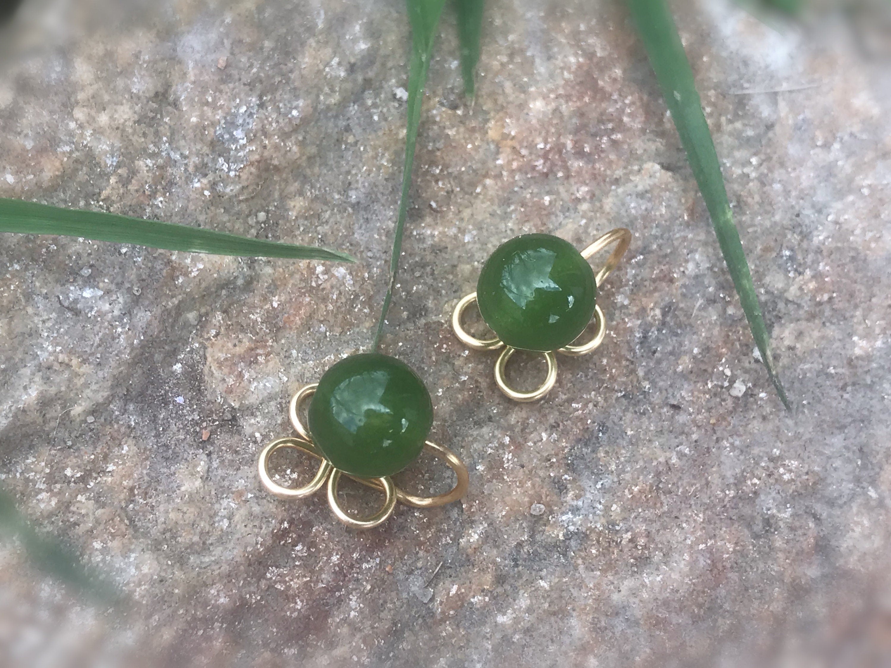 SANS DOULEUR !! Boucles d'oreilles CLIPS U forme de trèfle à 4 feuilles. Perle Calcédoine verte naturelle / Perle Résine Imitation turquoise