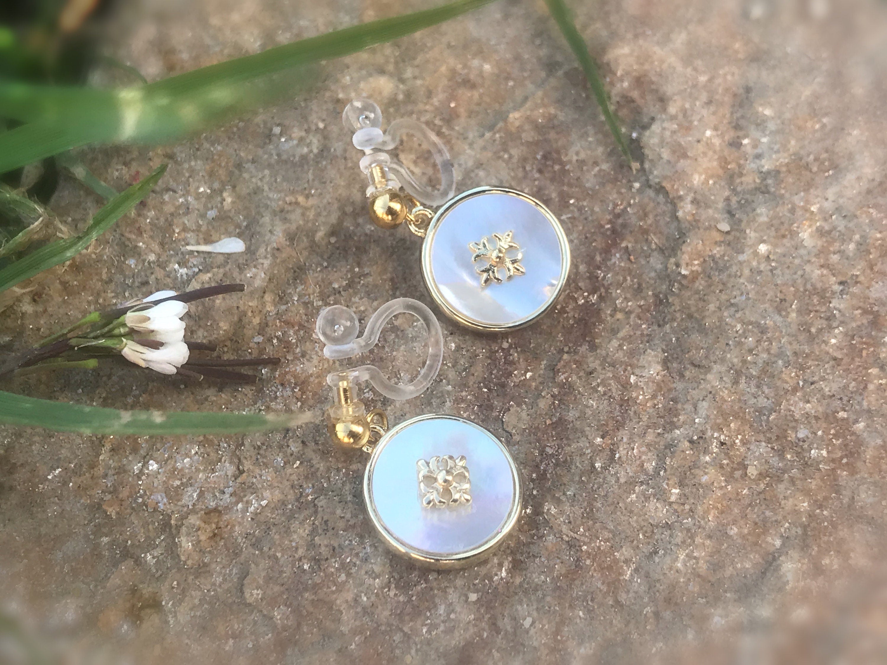 Boucles d'oreilles Clips INVISIBLES. Petit disque nacre coquillage blanche Mini fleur dorée. Bijoux Minimaliste. Boucles d'oreille délicat.