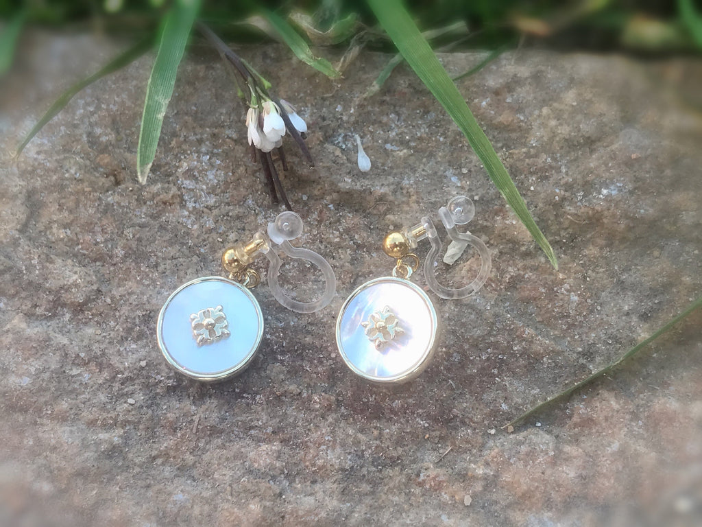 Boucles d'oreilles Clips INVISIBLES. Petit disque nacre coquillage blanche Mini fleur dorée. Bijoux Minimaliste. Boucles d'oreille délicat.