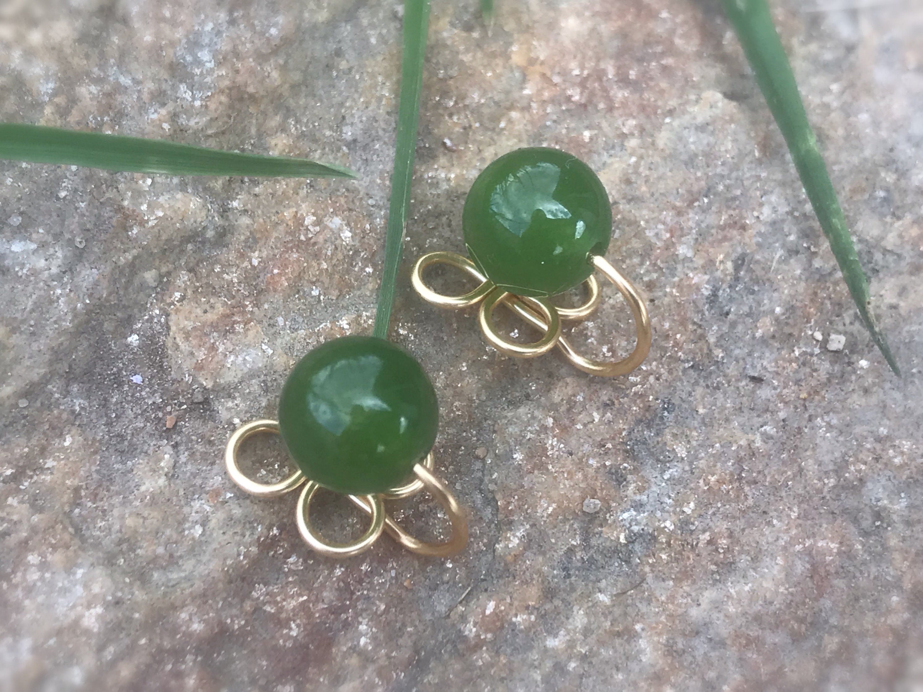 SANS DOULEUR !! Boucles d'oreilles CLIPS U forme de trèfle à 4 feuilles. Perle Calcédoine verte naturelle / Perle Résine Imitation turquoise