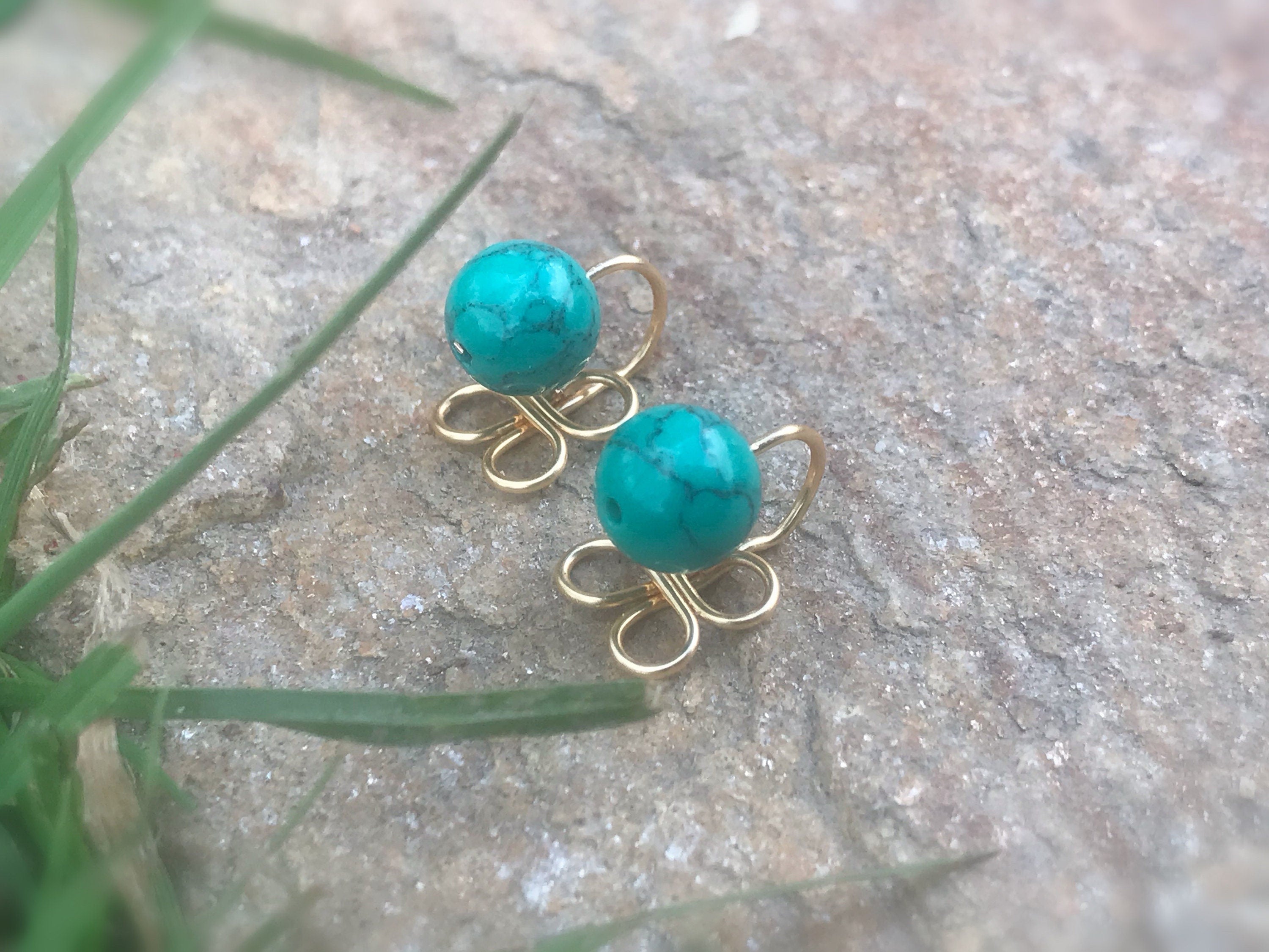 SANS DOULEUR !! Boucles d'oreilles CLIPS U forme de trèfle à 4 feuilles. Perle Calcédoine verte naturelle / Perle Résine Imitation turquoise