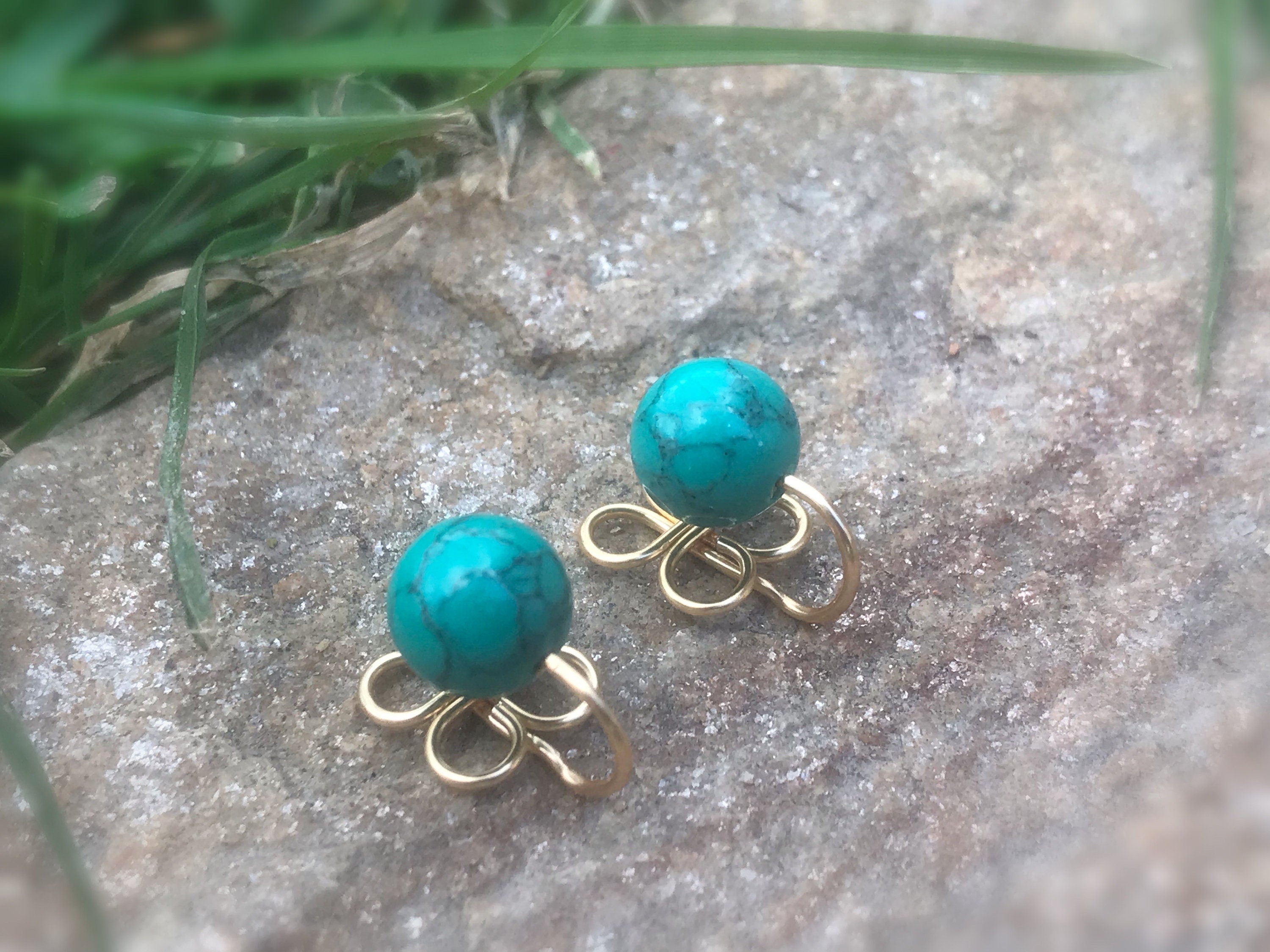 SANS DOULEUR !! Boucles d'oreilles CLIPS U forme de trèfle à 4 feuilles. Perle Calcédoine verte naturelle / Perle Résine Imitation turquoise