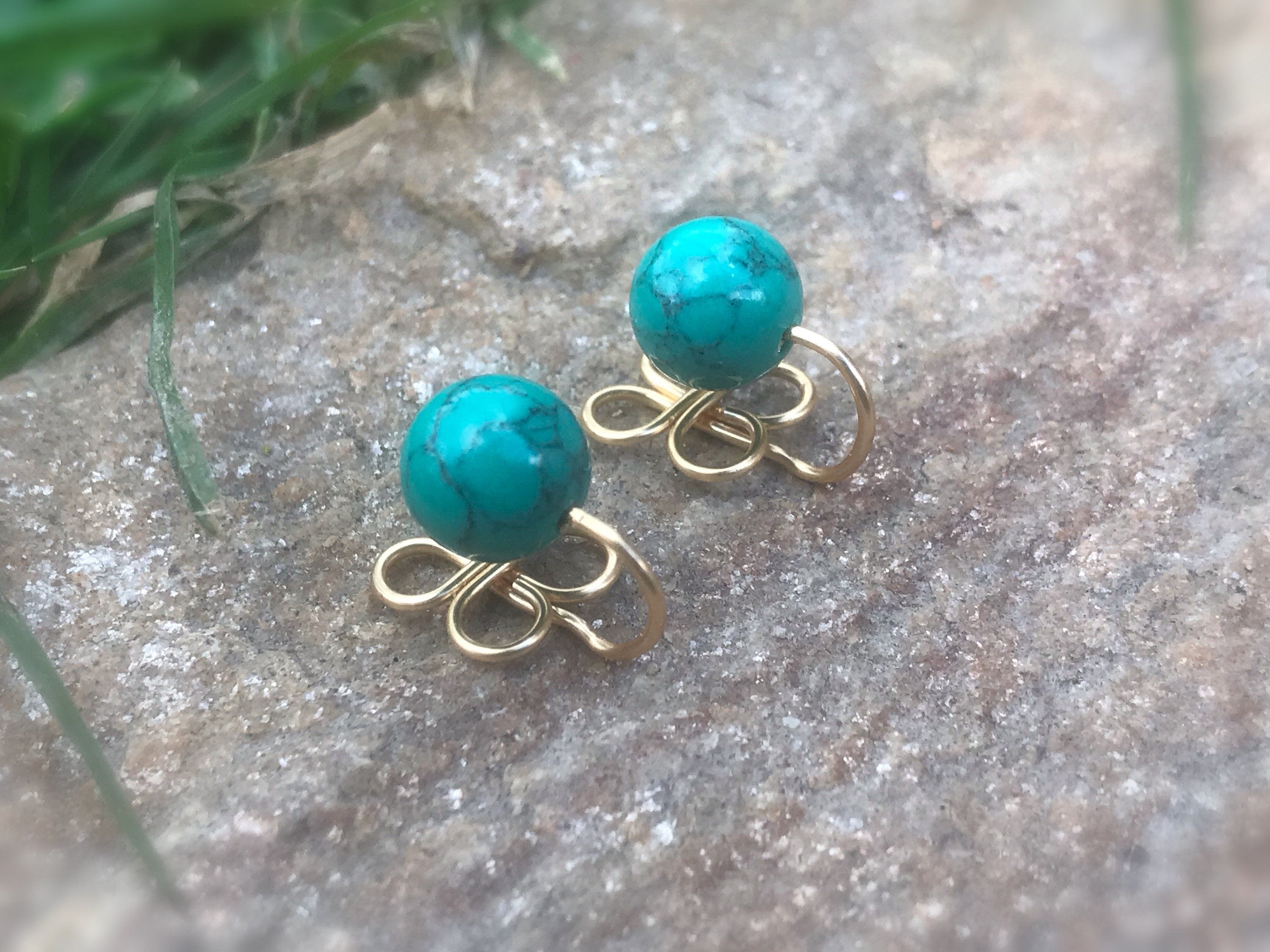 SANS DOULEUR !! Boucles d'oreilles CLIPS U forme de trèfle à 4 feuilles. Perle Calcédoine verte naturelle / Perle Résine Imitation turquoise