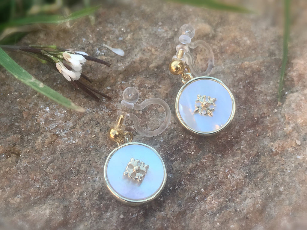 Boucles d'oreilles Clips INVISIBLES. Petit disque nacre coquillage blanche Mini fleur dorée. Bijoux Minimaliste. Boucles d'oreille délicat.