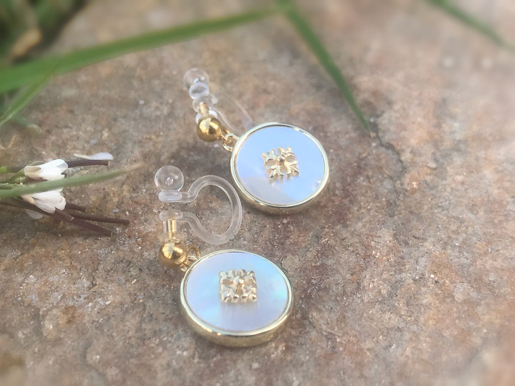 Boucles d'oreilles Clips INVISIBLES. Petit disque nacre coquillage blanche Mini fleur dorée. Bijoux Minimaliste. Boucles d'oreille délicat.