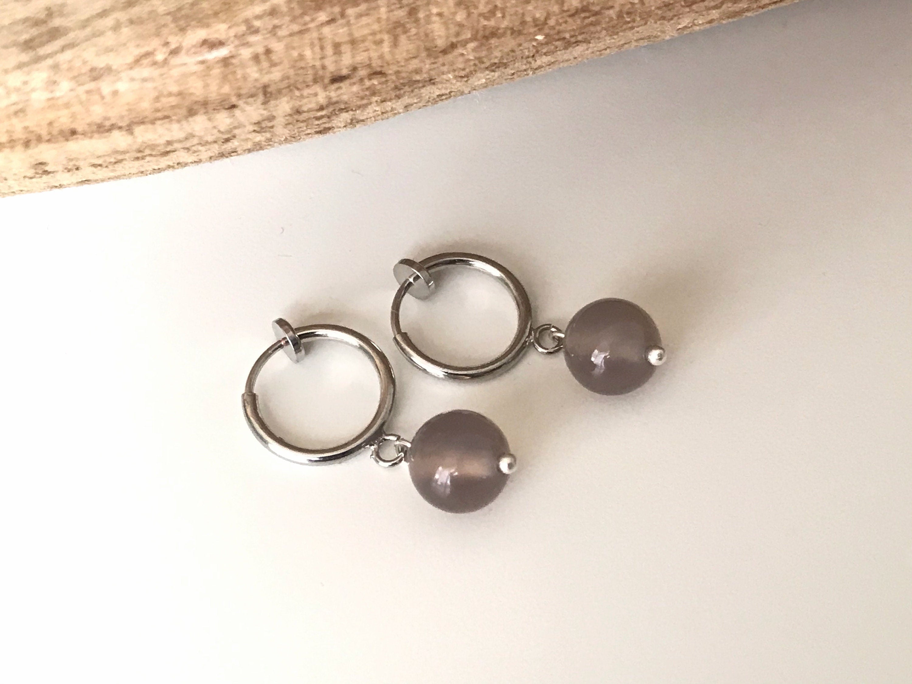 Boucles d'oreilles CLIPS créoles argenté Perle agate grise naturelle. Bijoux quotidien. Clips discret confortable Oreilles NON percées.
