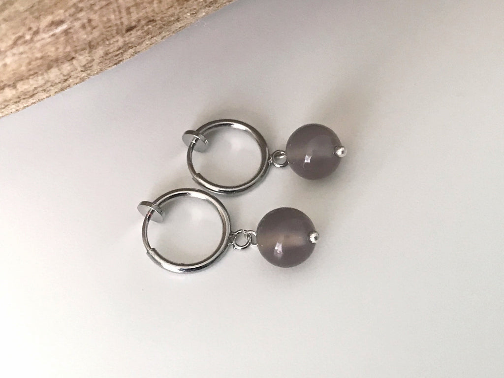 Boucles d'oreilles CLIPS créoles argenté Perle agate grise naturelle. Bijoux quotidien. Clips discret confortable Oreilles NON percées.