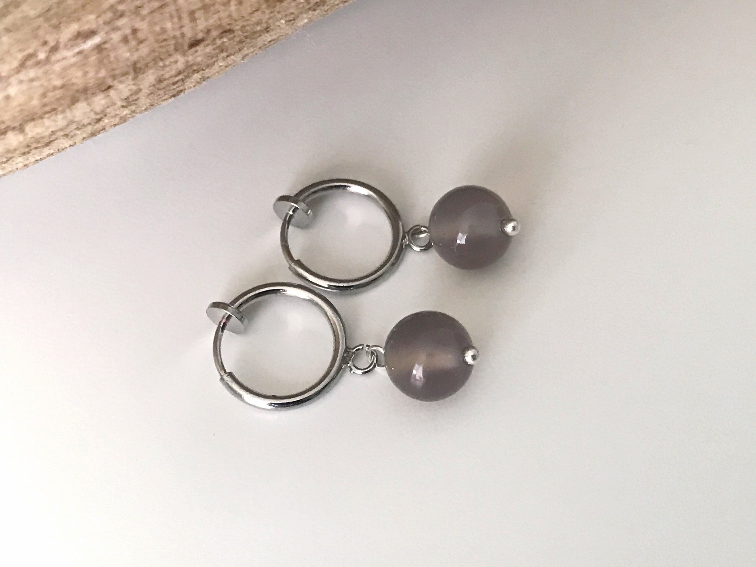 Boucles d'oreilles CLIPS créoles argenté Perle agate grise naturelle. Bijoux quotidien. Clips discret confortable Oreilles NON percées.