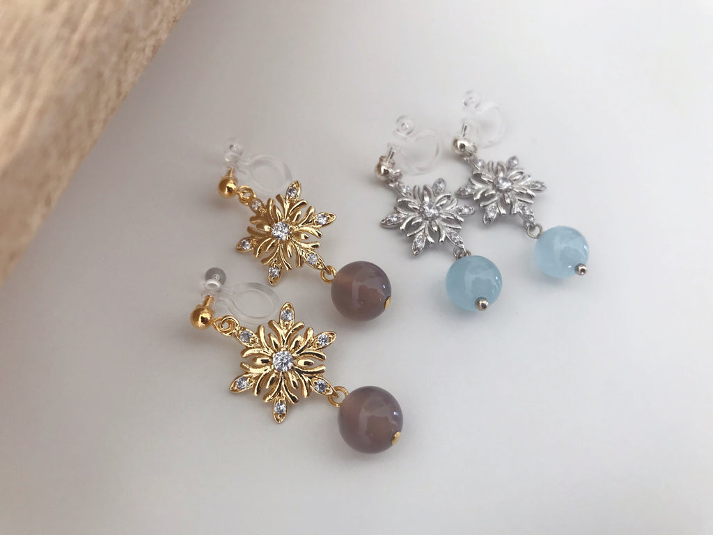 Flocon De Neige strass. Clips d'oreilles invisible couleur Or/ Argent. Perle agate grise /Calcédoine bleue. Bijoux Délicates.
