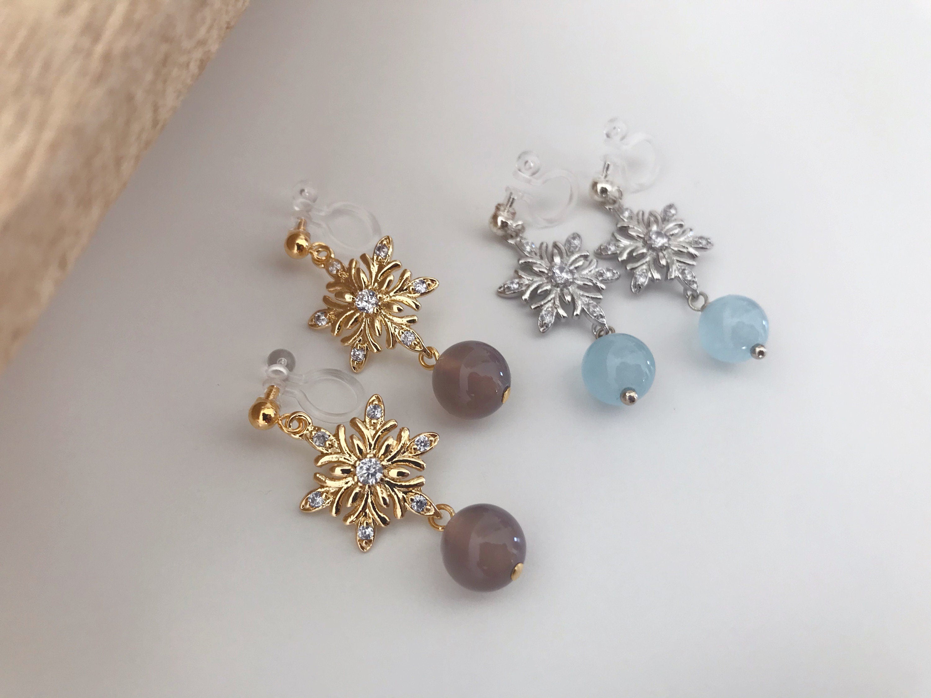 Flocon De Neige strass. Clips d'oreilles invisible couleur Or/ Argent. Perle agate grise /Calcédoine bleue. Bijoux Délicates.