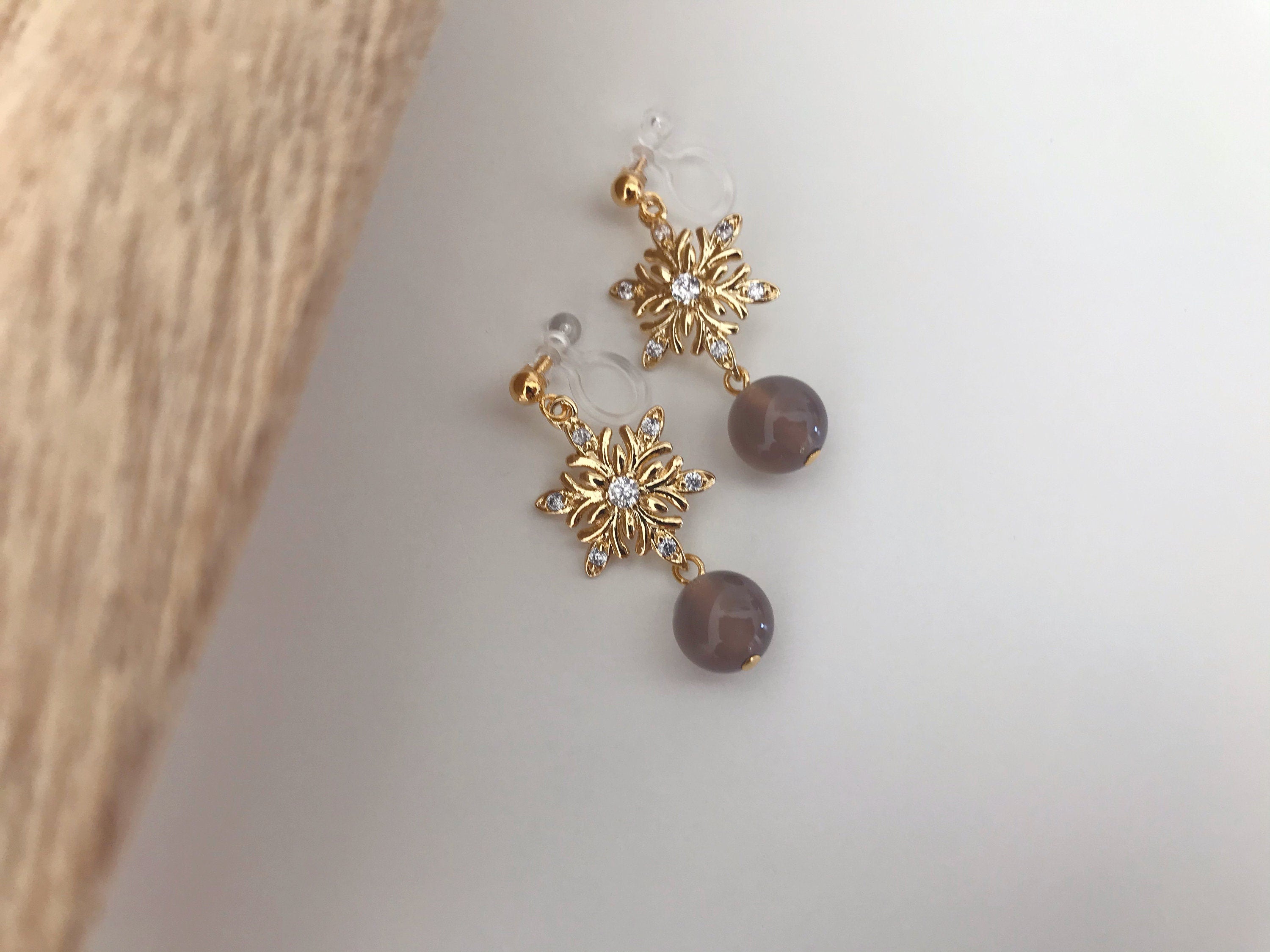 Flocon De Neige strass. Clips d'oreilles invisible couleur Or/ Argent. Perle agate grise /Calcédoine bleue. Bijoux Délicates.