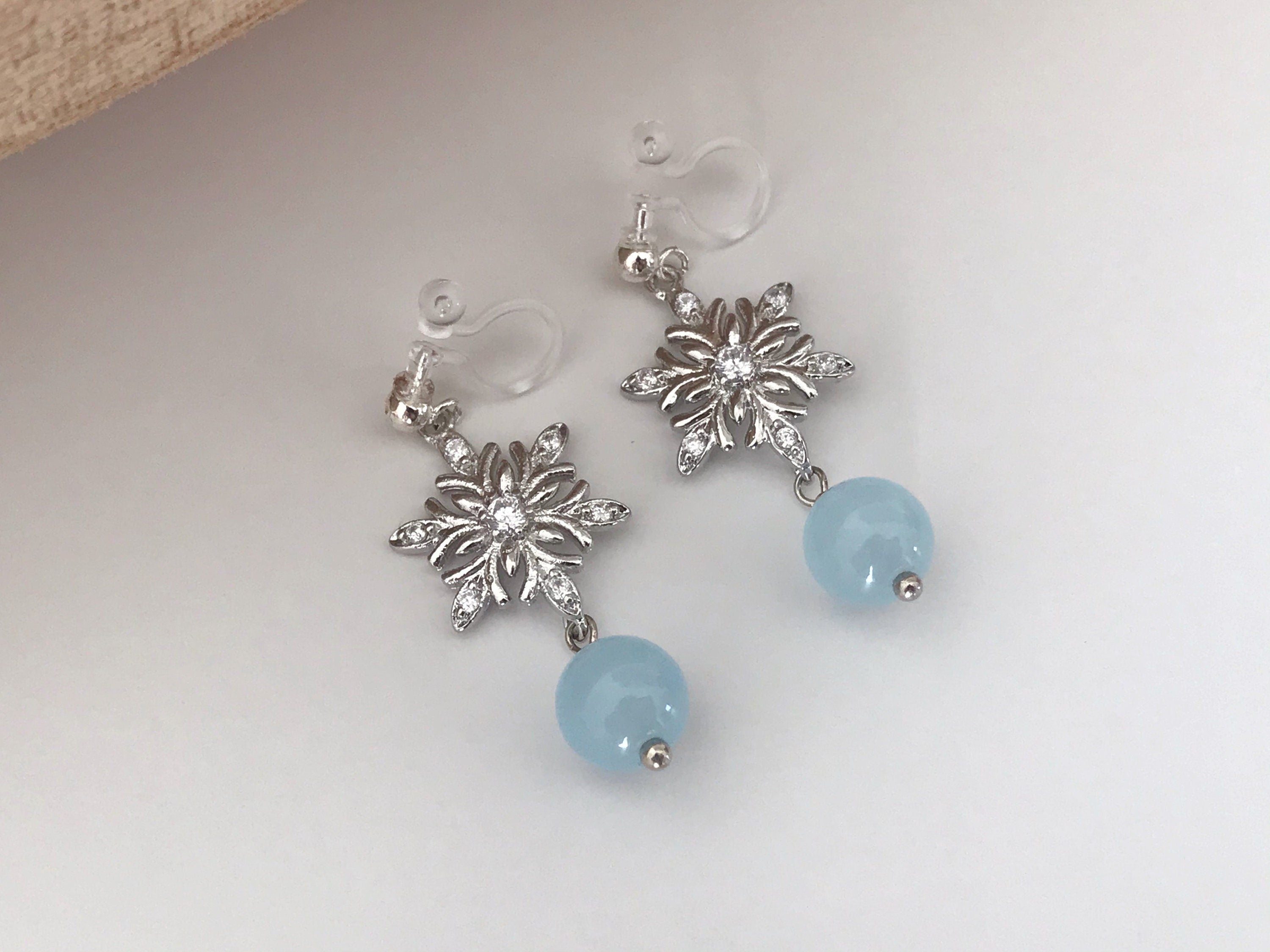 Flocon De Neige strass. Clips d'oreilles invisible couleur Or/ Argent. Perle agate grise /Calcédoine bleue. Bijoux Délicates.