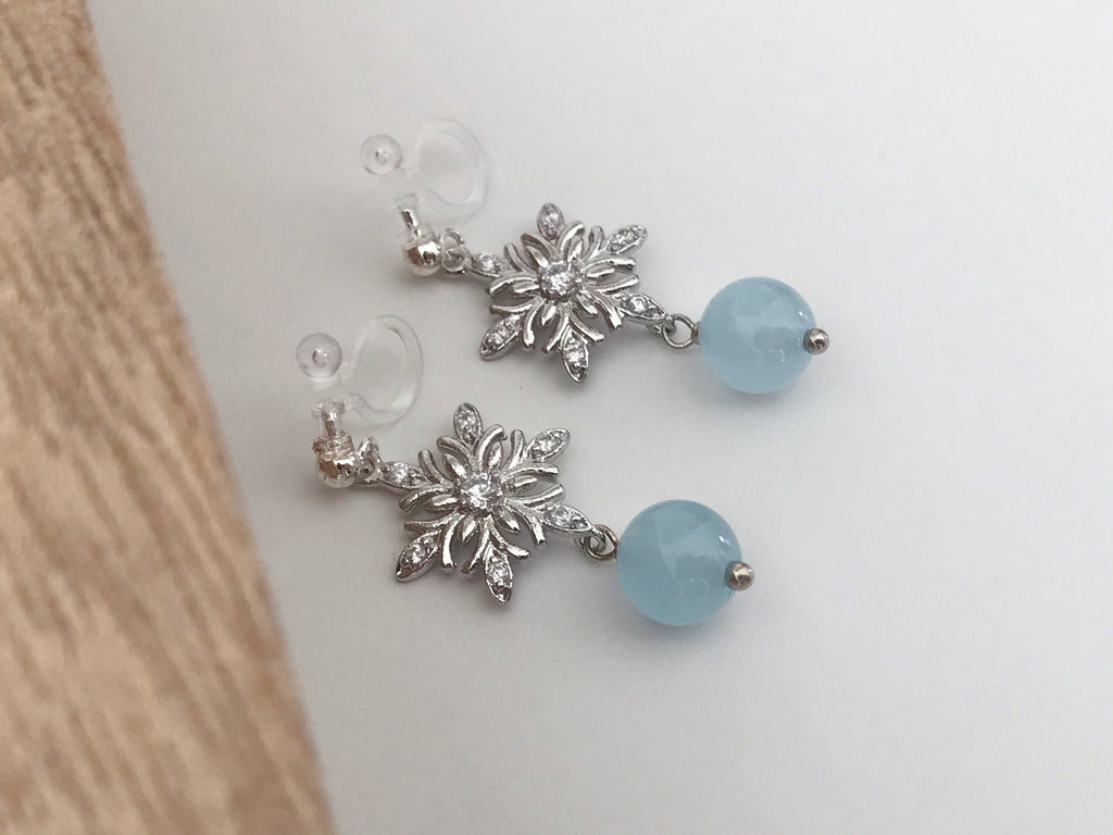 Flocon De Neige strass. Clips d'oreilles invisible couleur Or/ Argent. Perle agate grise /Calcédoine bleue. Bijoux Délicates.