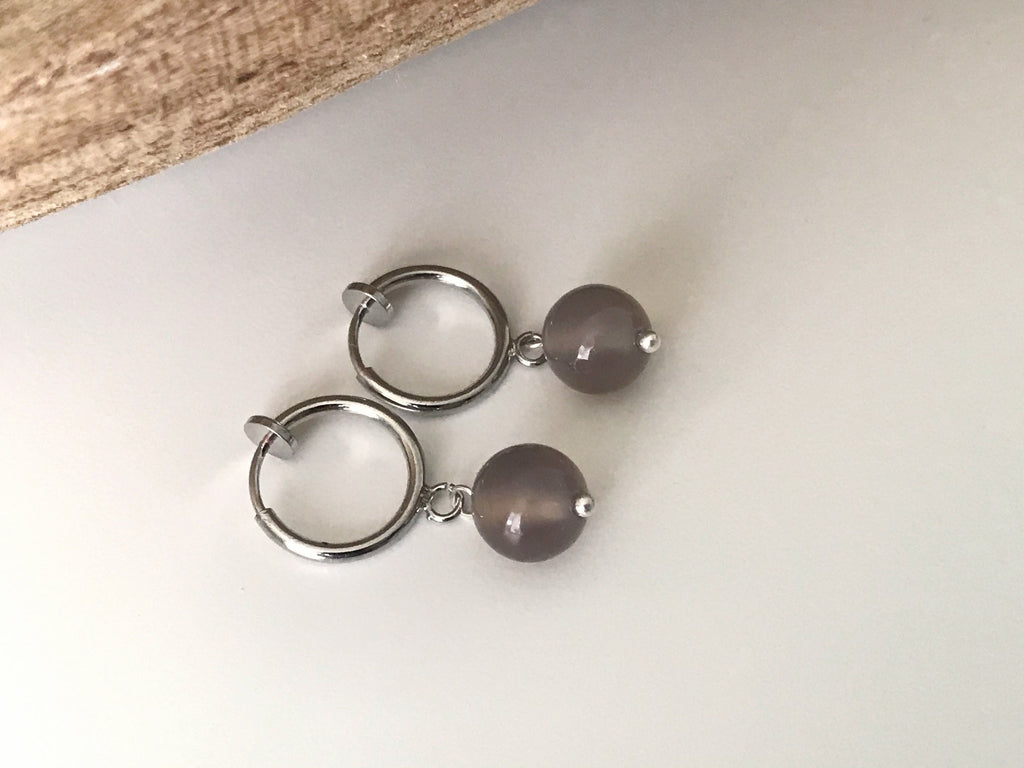 Boucles d'oreilles CLIPS créoles argenté Perle agate grise naturelle. Bijoux quotidien. Clips discret confortable Oreilles NON percées.