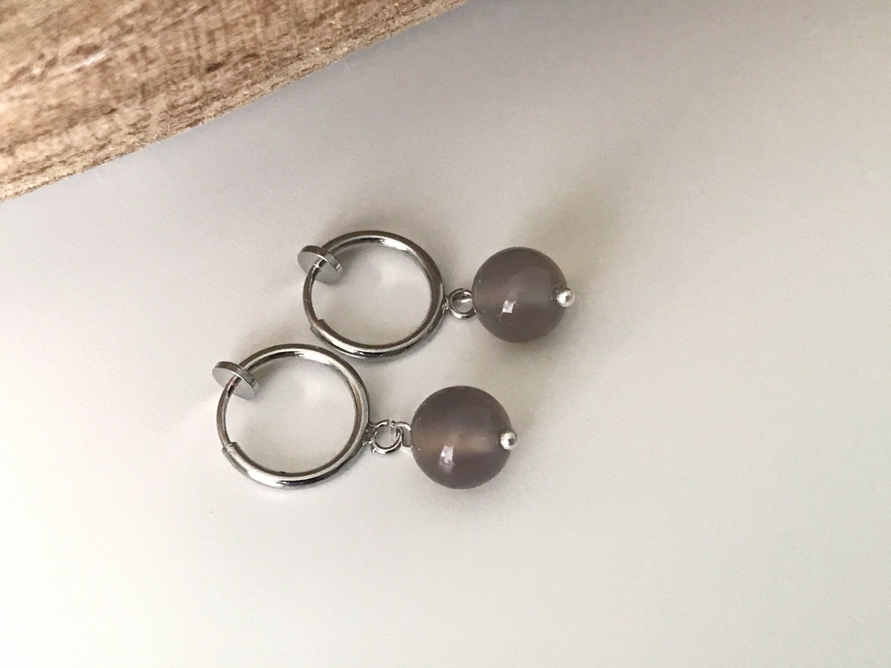 Boucles d'oreilles CLIPS créoles argenté Perle agate grise naturelle. Bijoux quotidien. Clips discret confortable Oreilles NON percées.