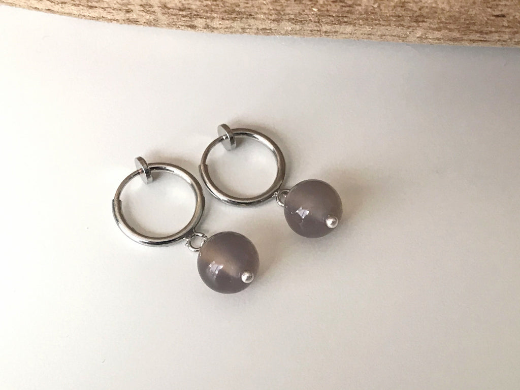 Boucles d'oreilles CLIPS créoles argenté Perle agate grise naturelle. Bijoux quotidien. Clips discret confortable Oreilles NON percées.