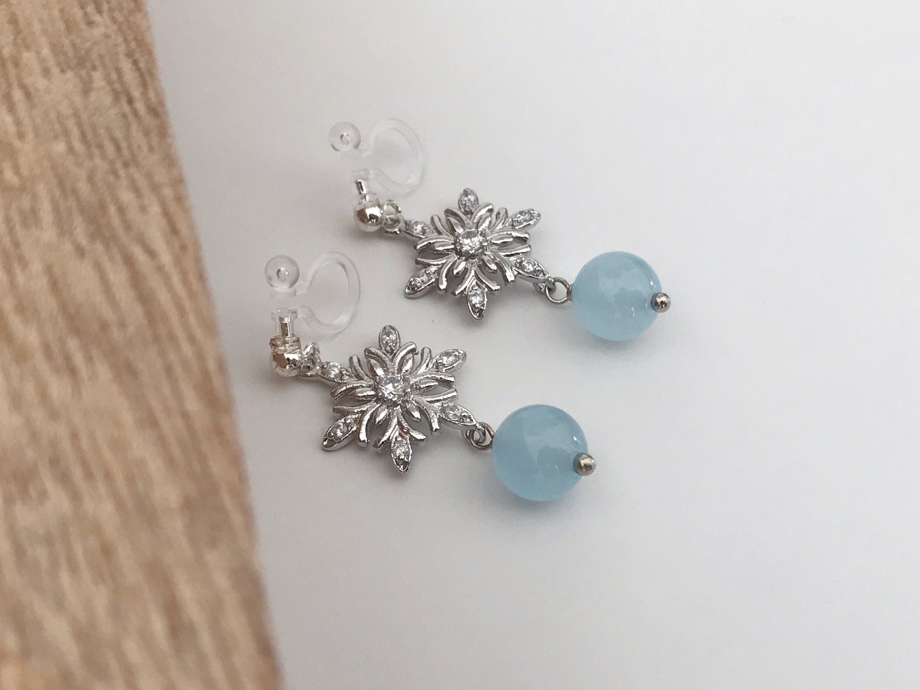 Flocon De Neige strass. Clips d'oreilles invisible couleur Or/ Argent. Perle agate grise /Calcédoine bleue. Bijoux Délicates.